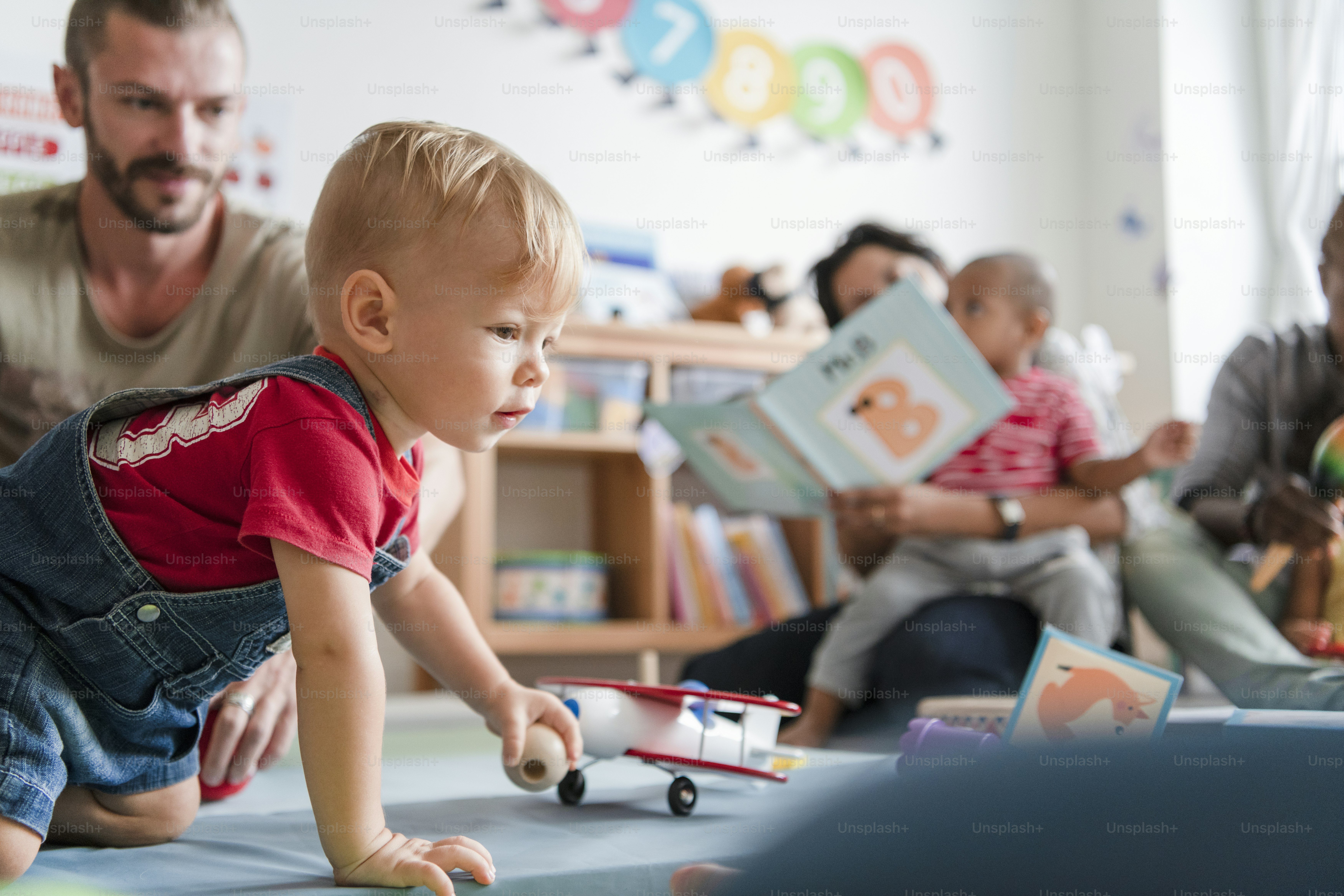 Niño jugando en un aula