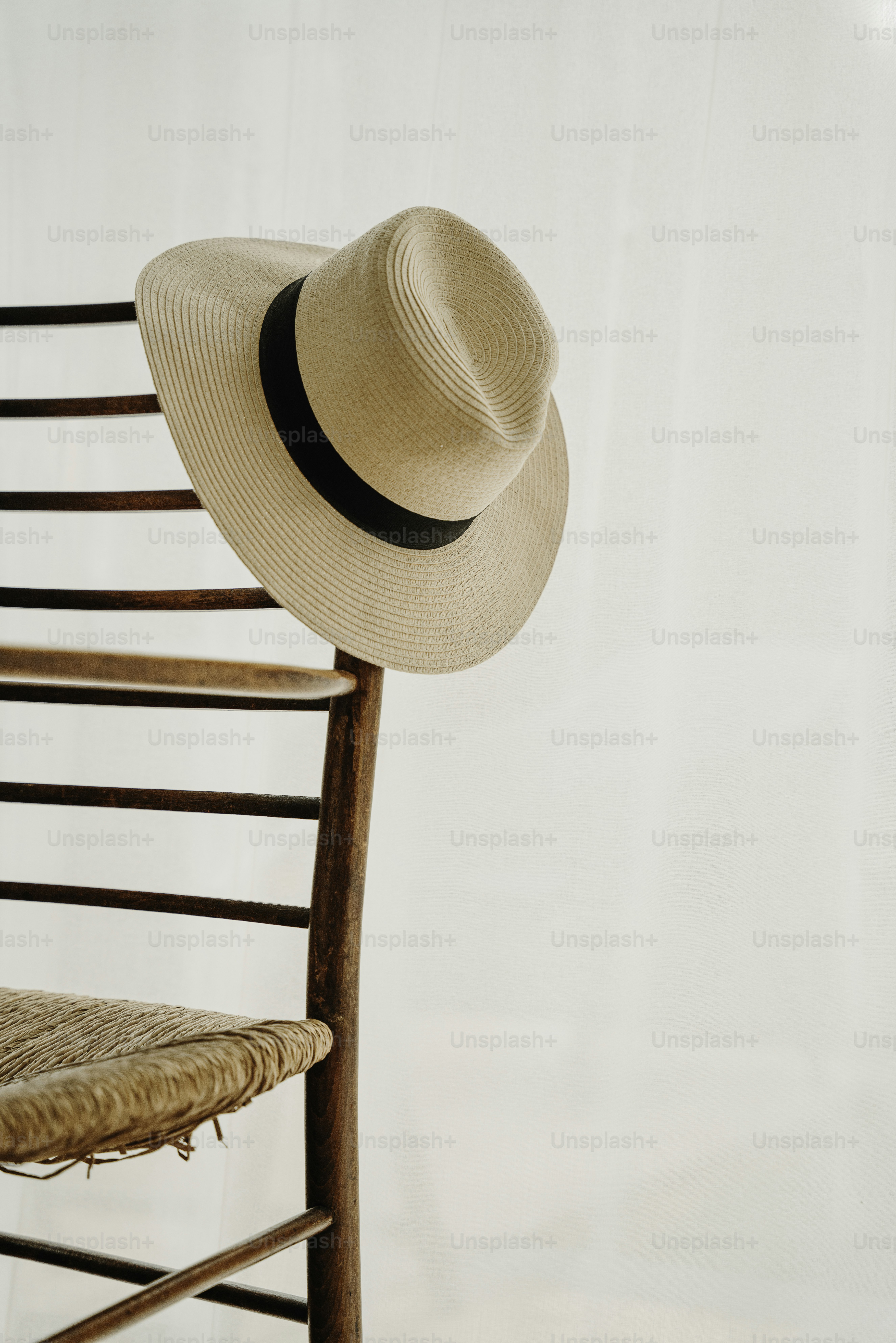 椅子の上に帽子が置かれている