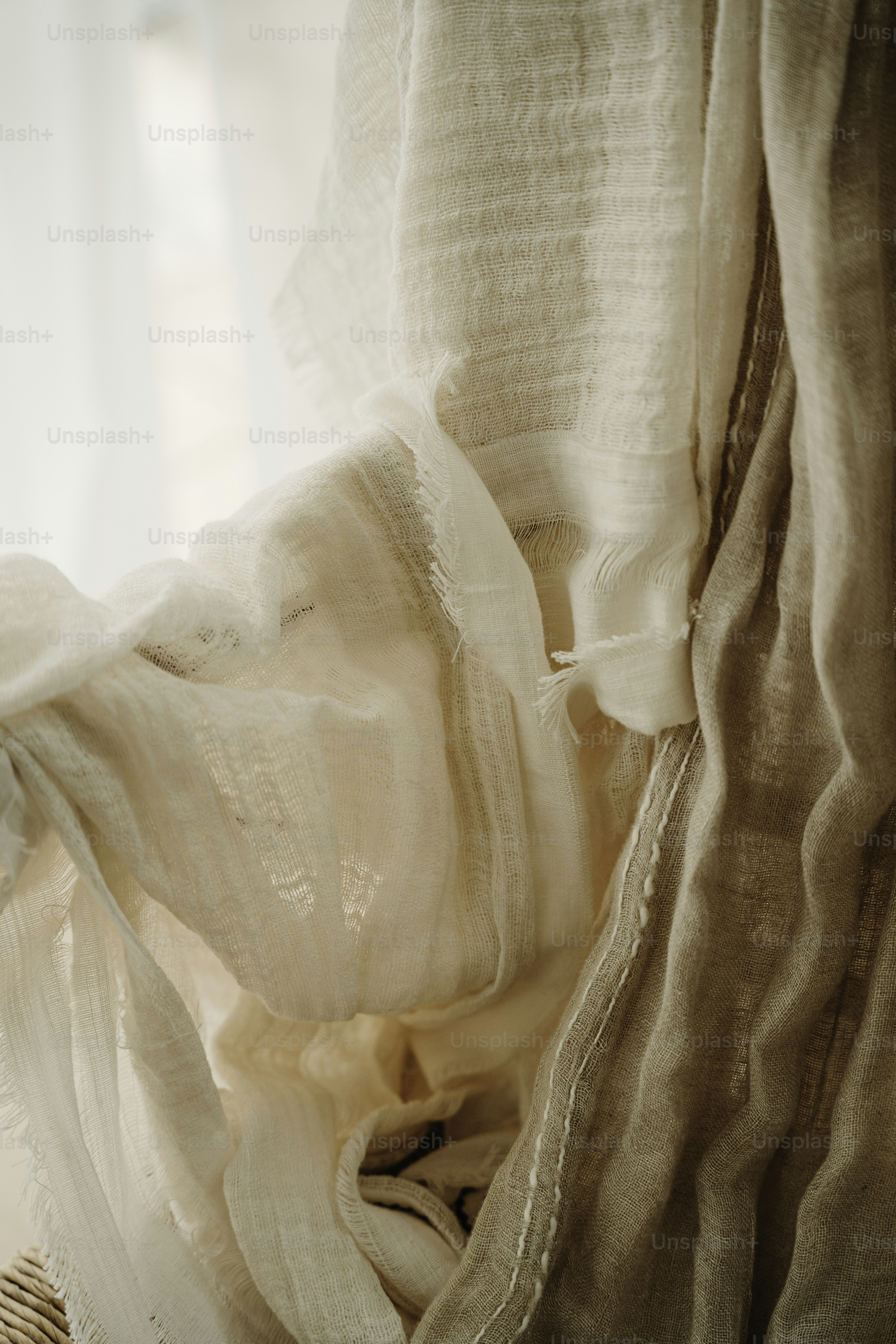 Un gros plan d’un lit avec un rideau