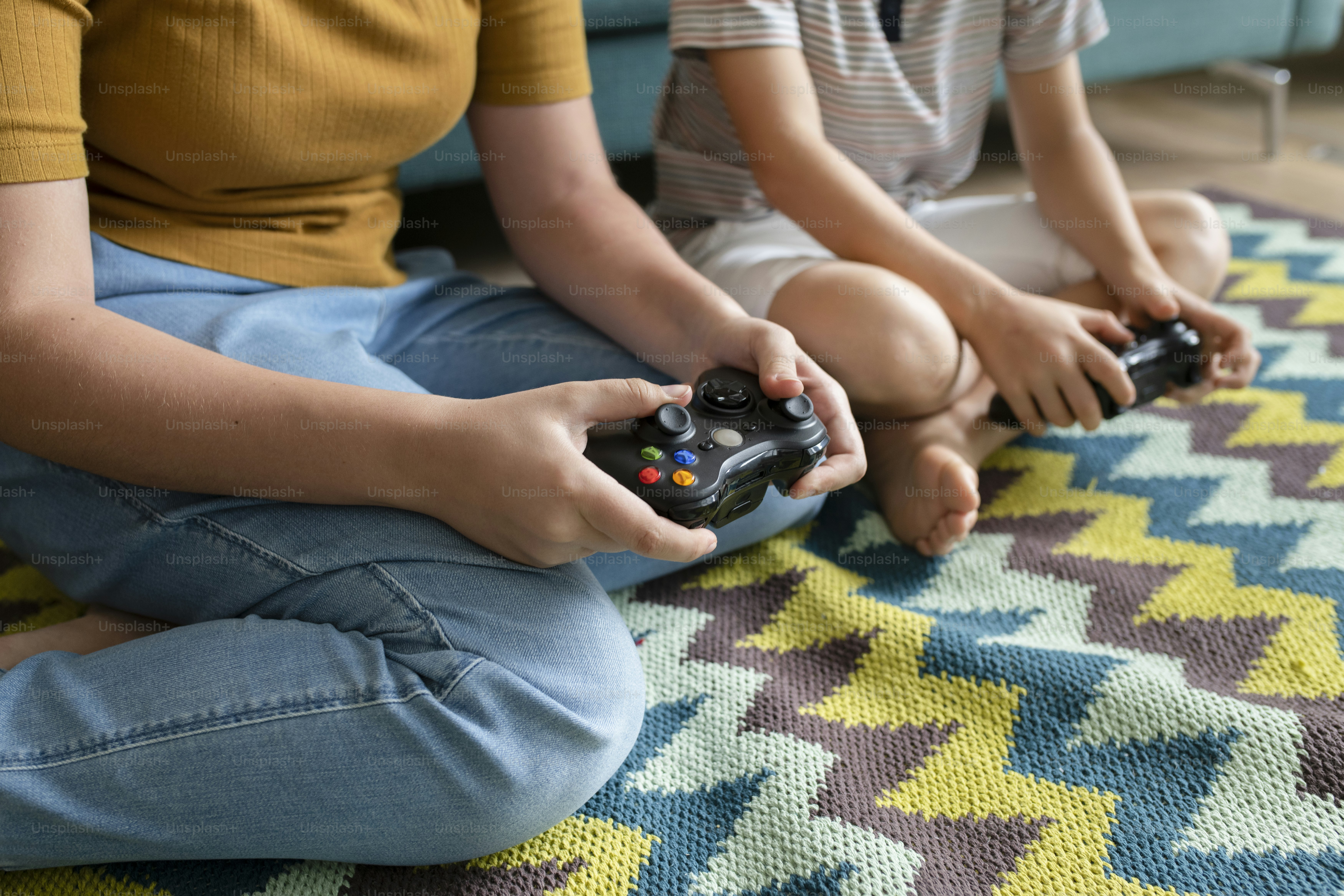 Kakak perempuan bermain game melawan adik laki-lakinya