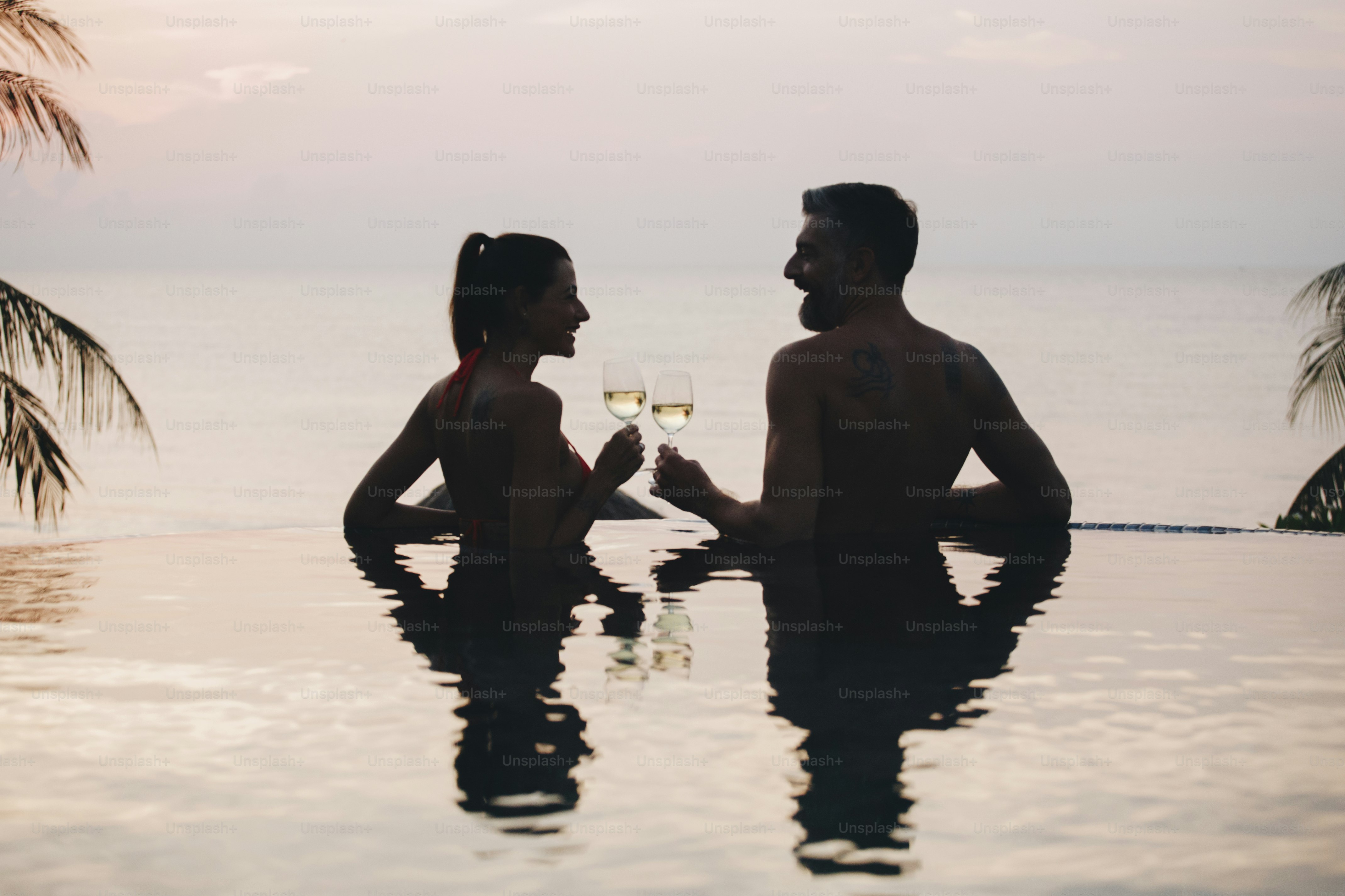 Couple profitant d’un coucher de soleil romantique