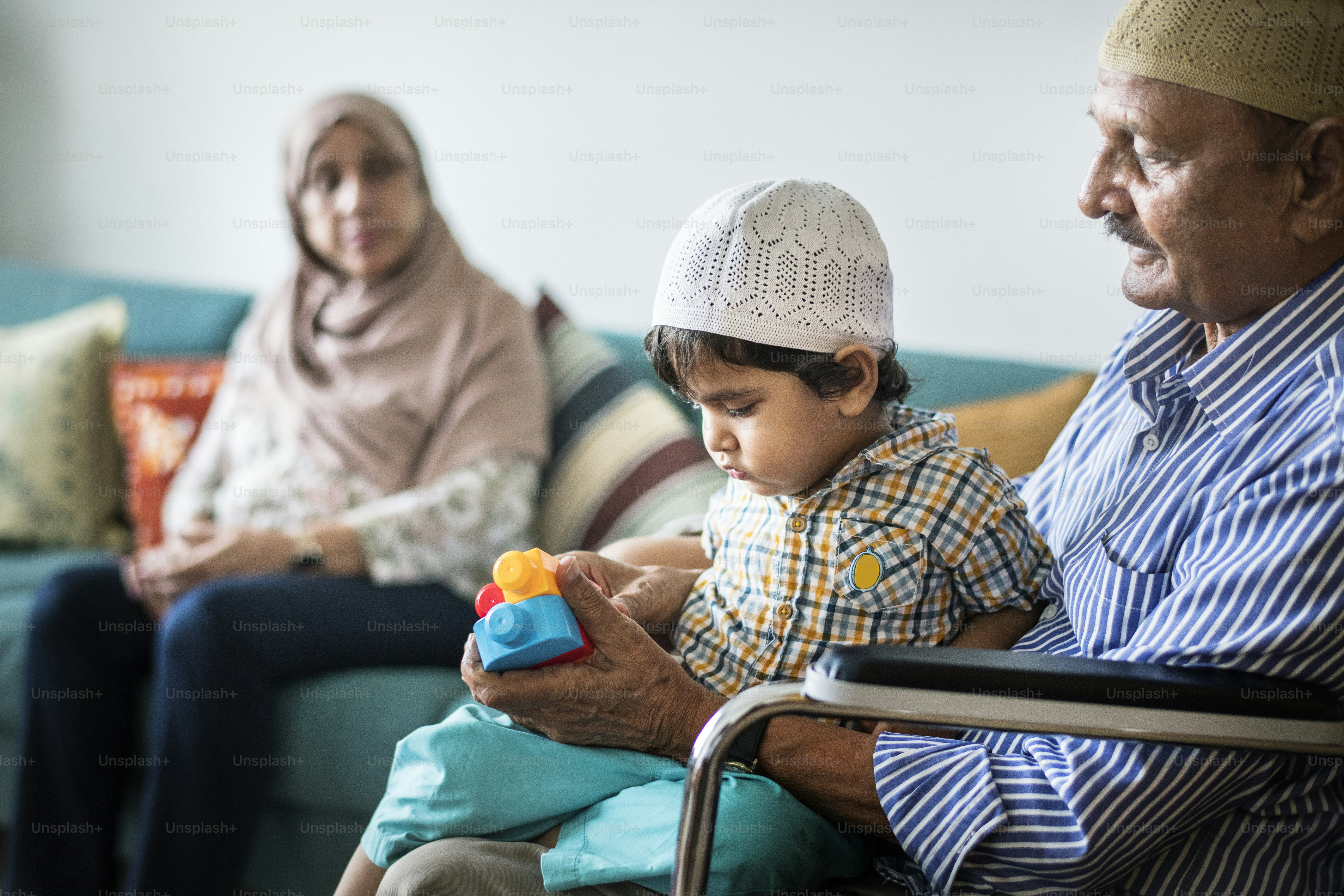 Muslim family relaxing and playing at home photo – Adult Image on Unsplash