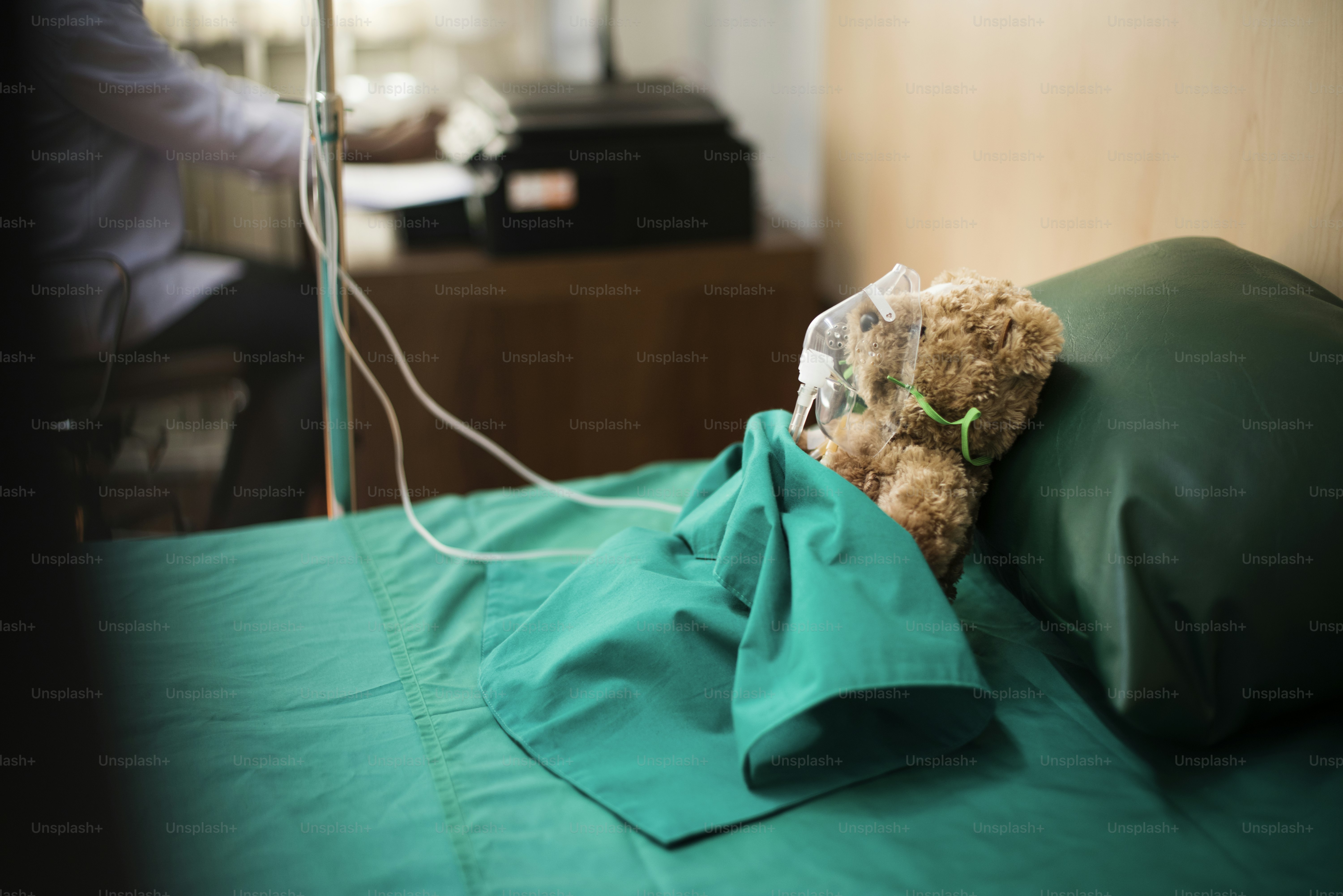 Um ursinho de pelúcia ferido no hospital