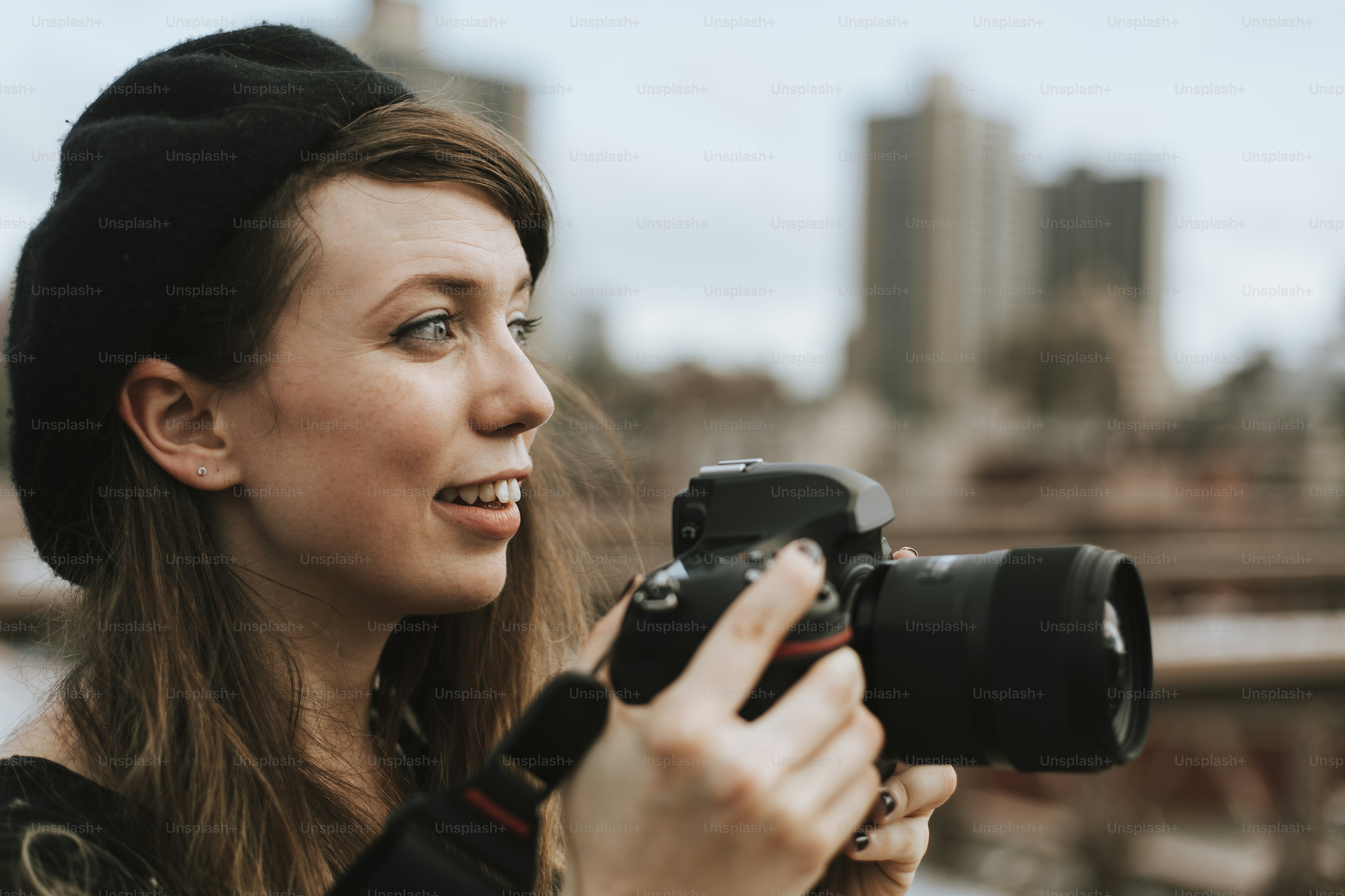 Fotograf beim Fotografieren an der Brooklyn Bridge, USA