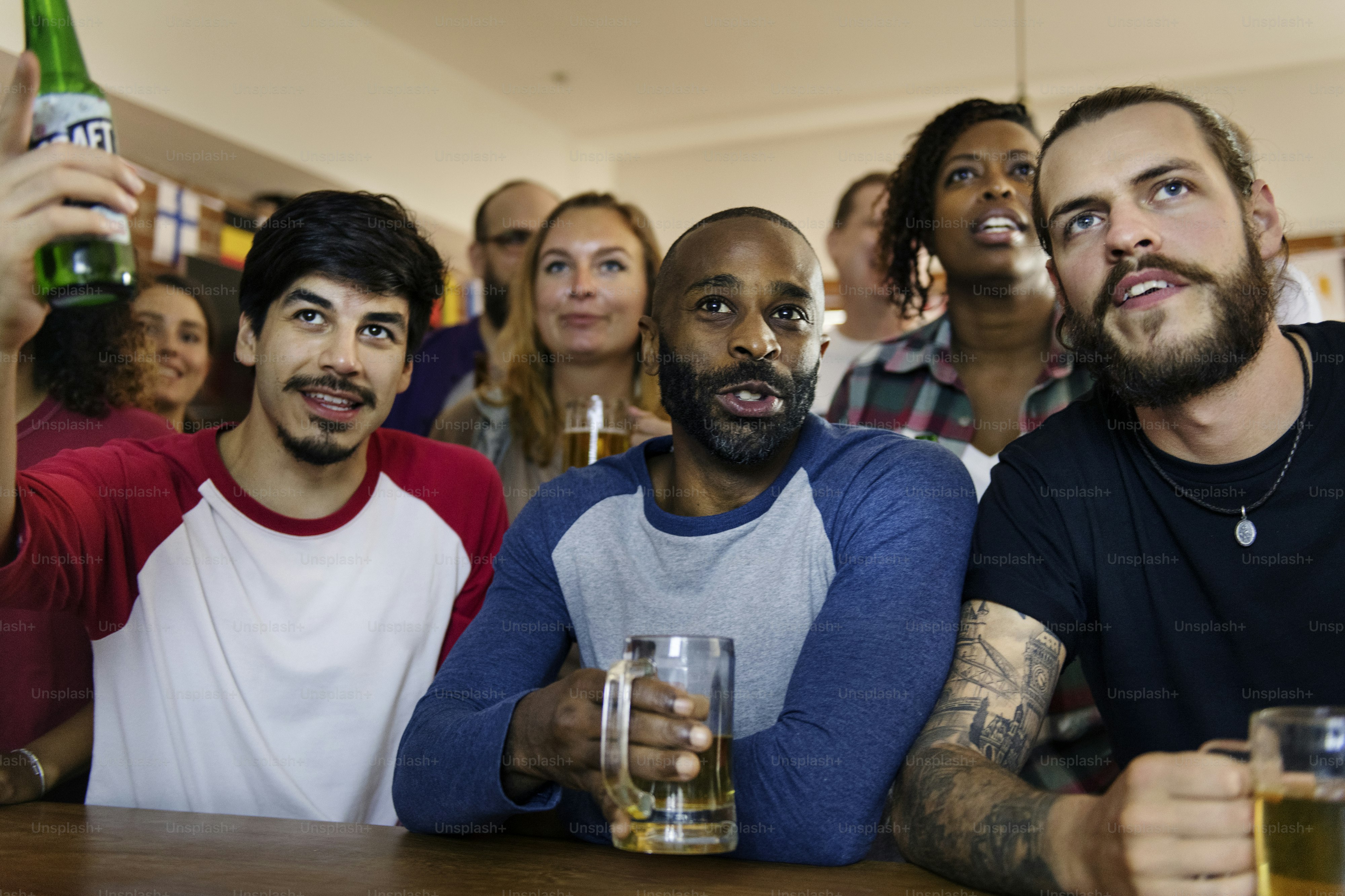 Des amis encouragent le sport ensemble au bar