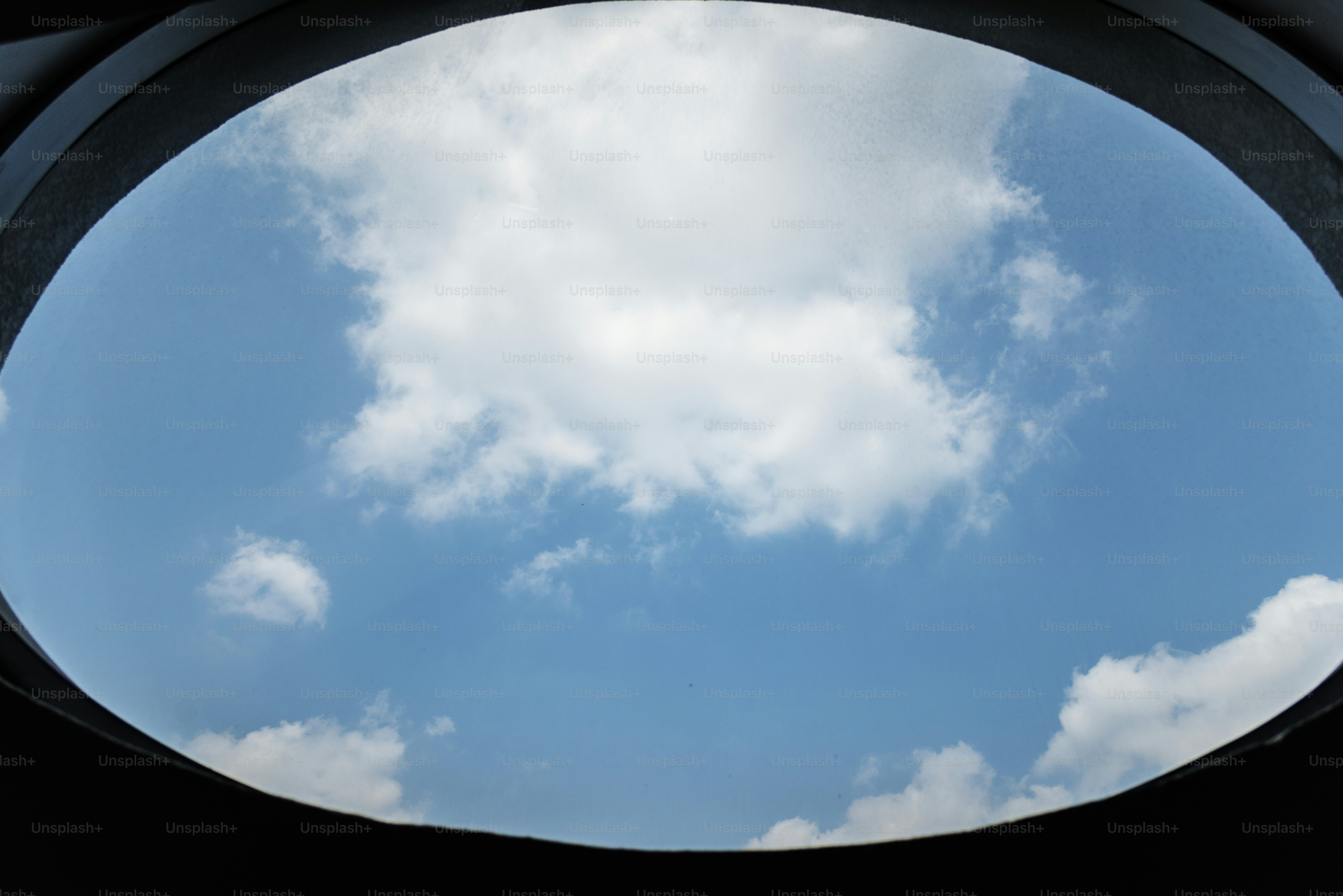 Ciel bleu nuageux à travers une fenêtre