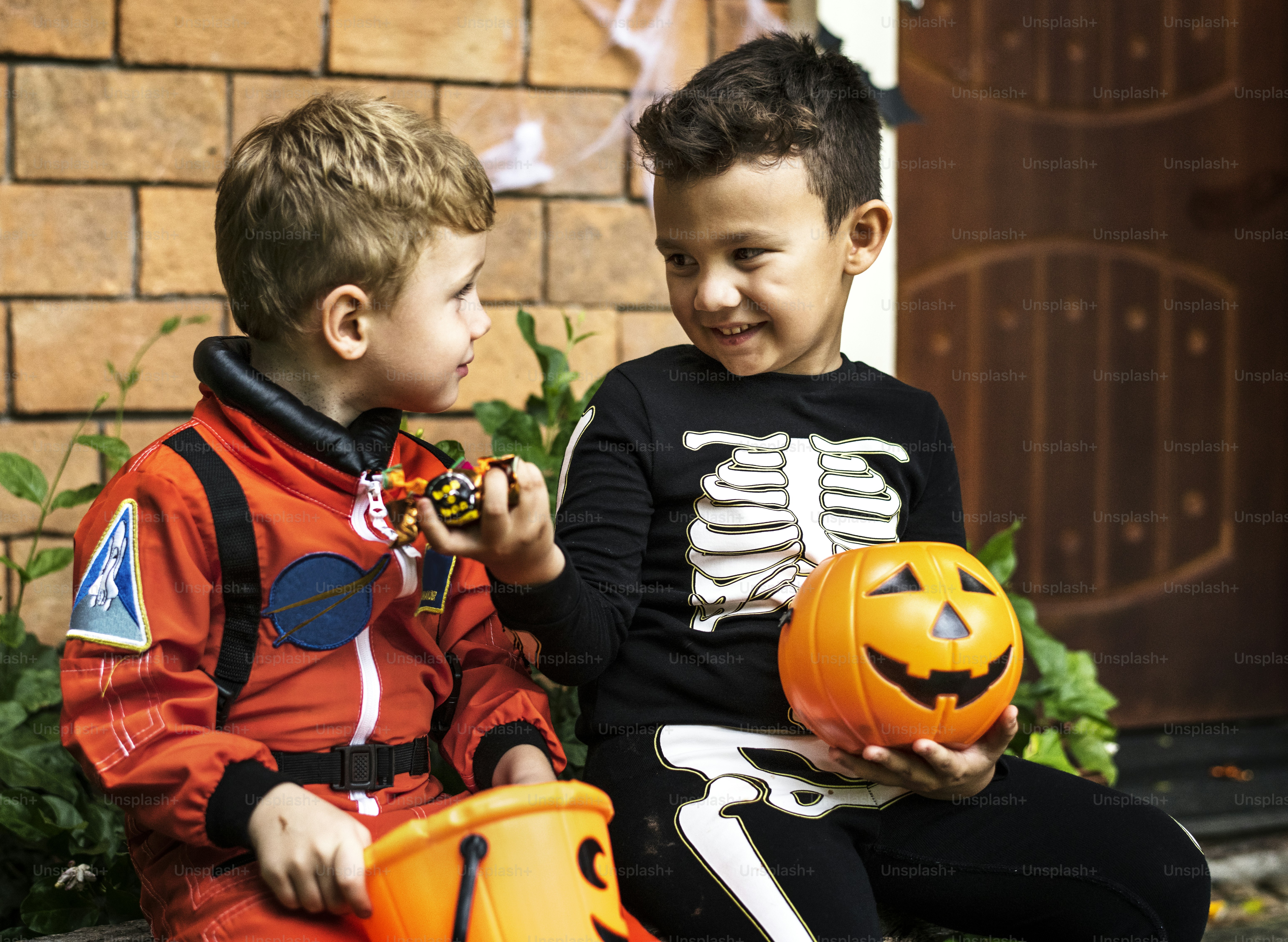 Los niños pequeños piden dulces en Halloween foto – Imagen de Víspera de  Todos los Santos en Unsplash, image size:3000x2194