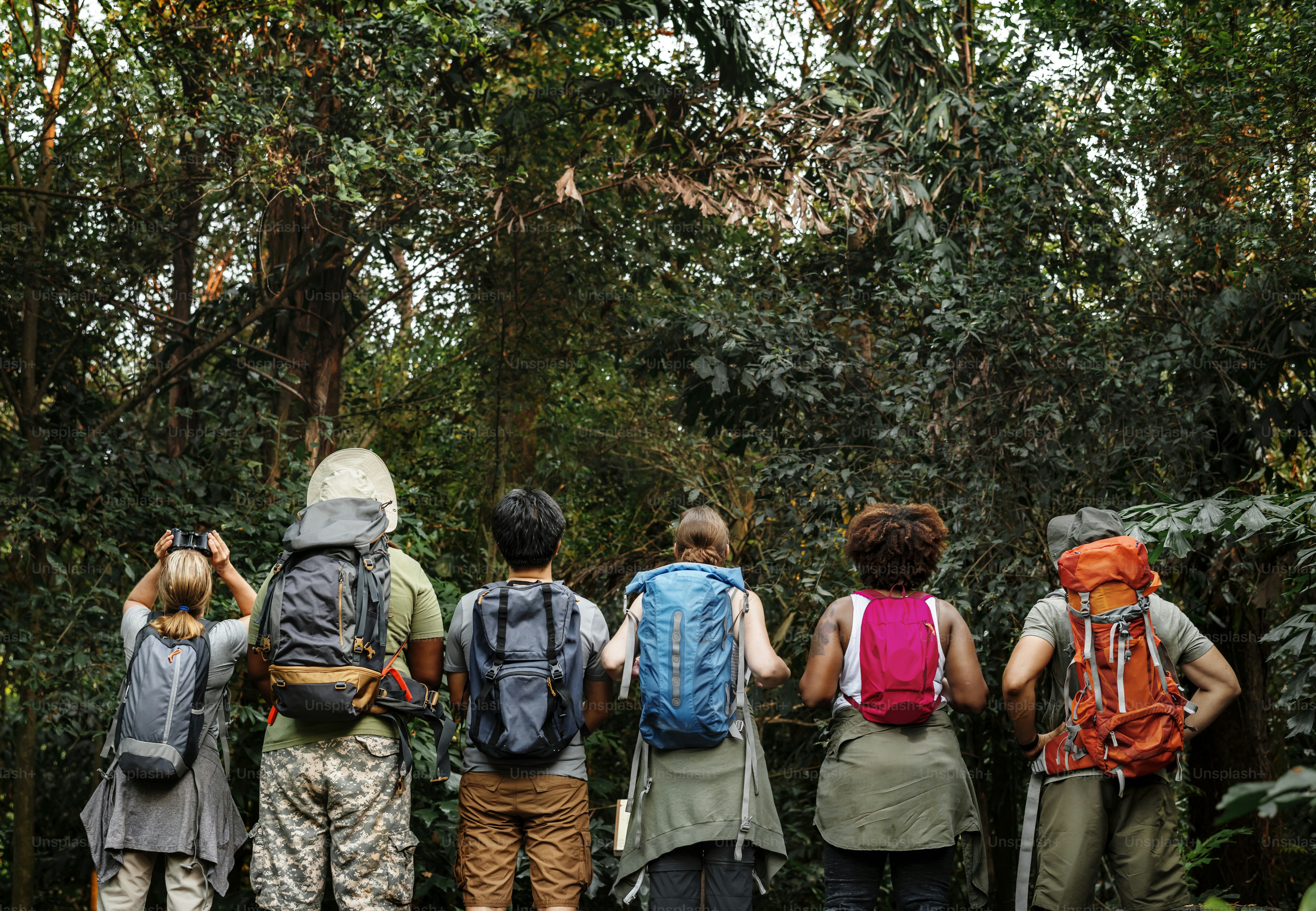Gruppo di campeggiatori felici e diversi