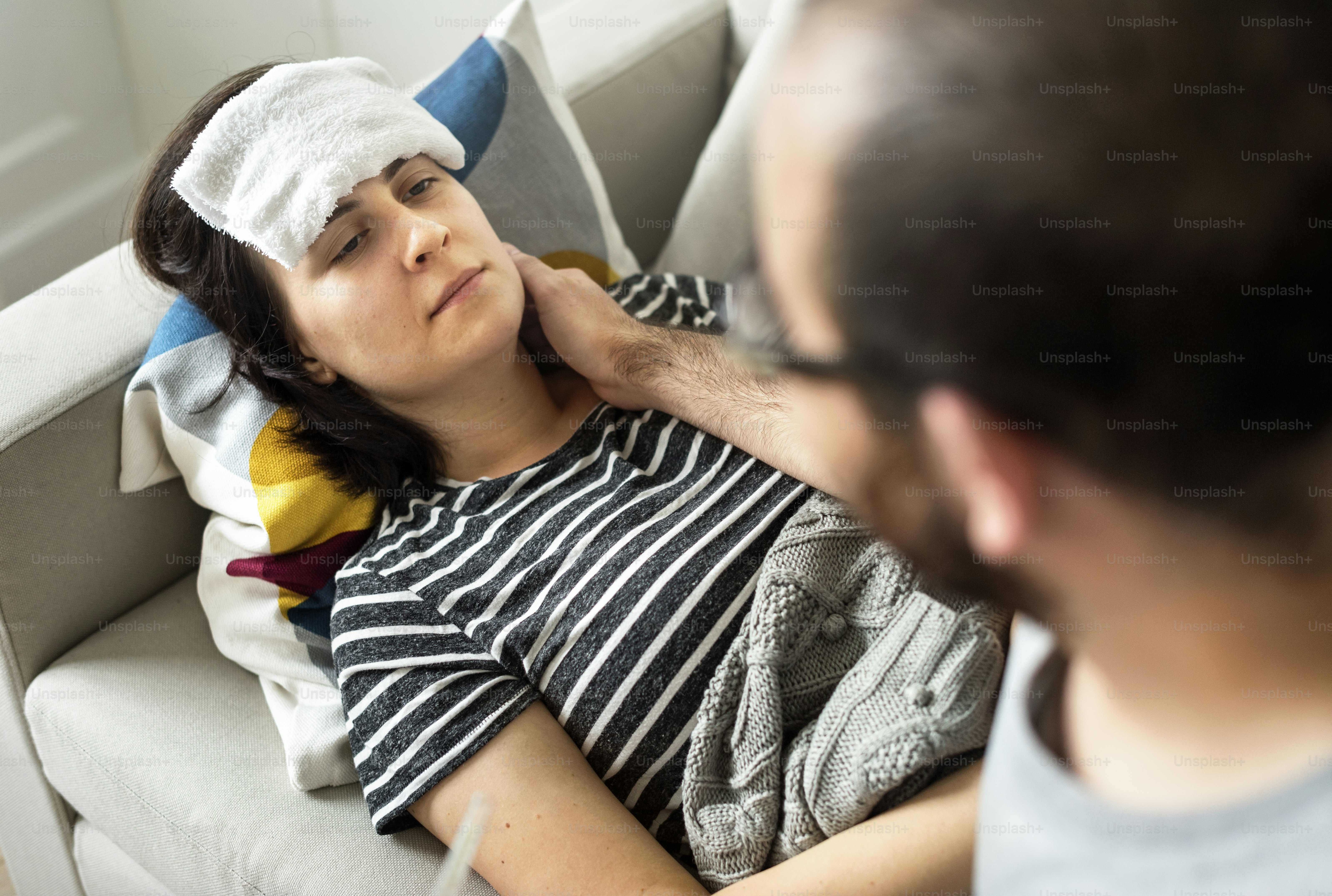 Frau mit Erkältung und hohem Fieber