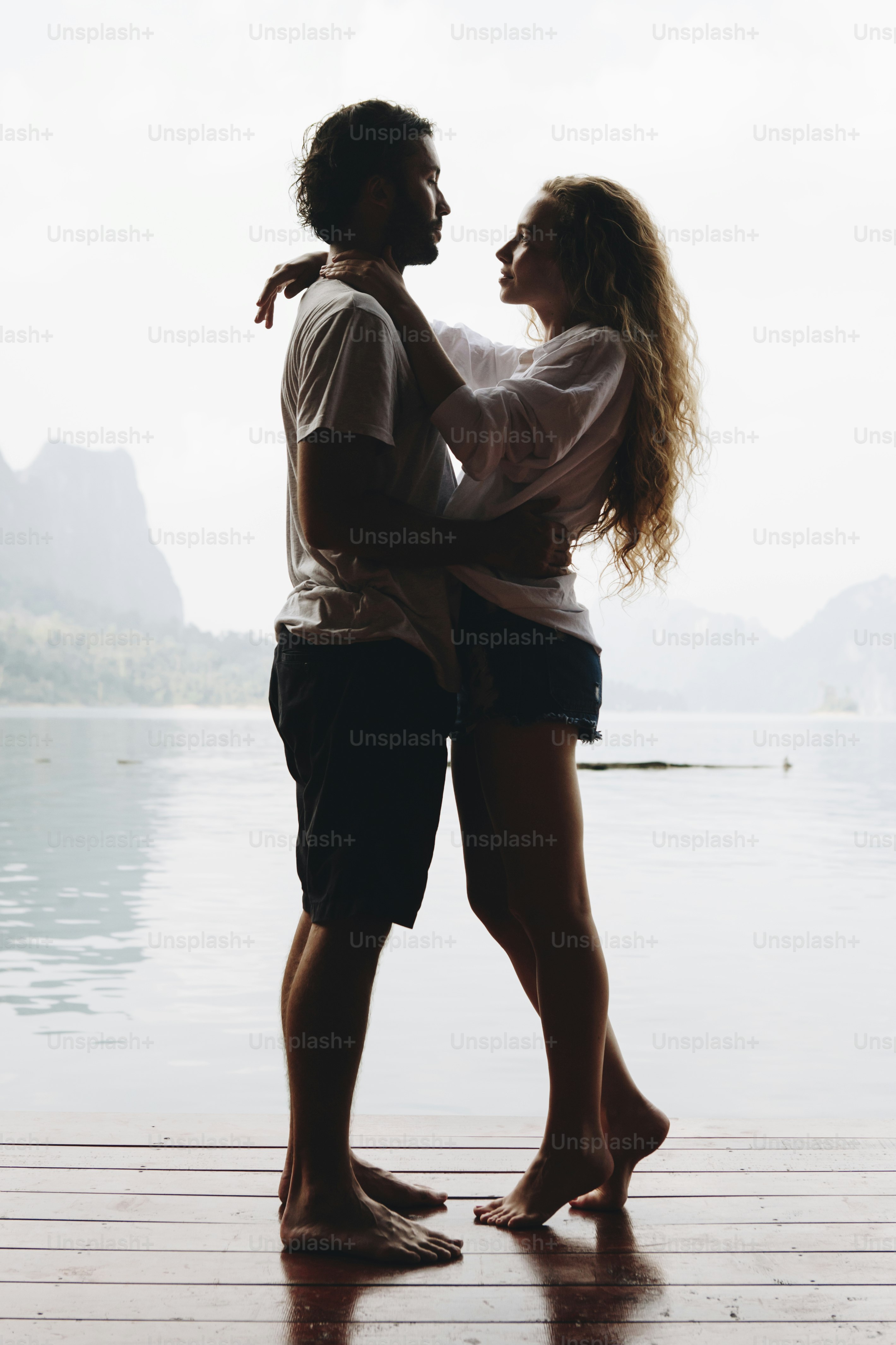 Coppia di innamorati che ha un momento romantico