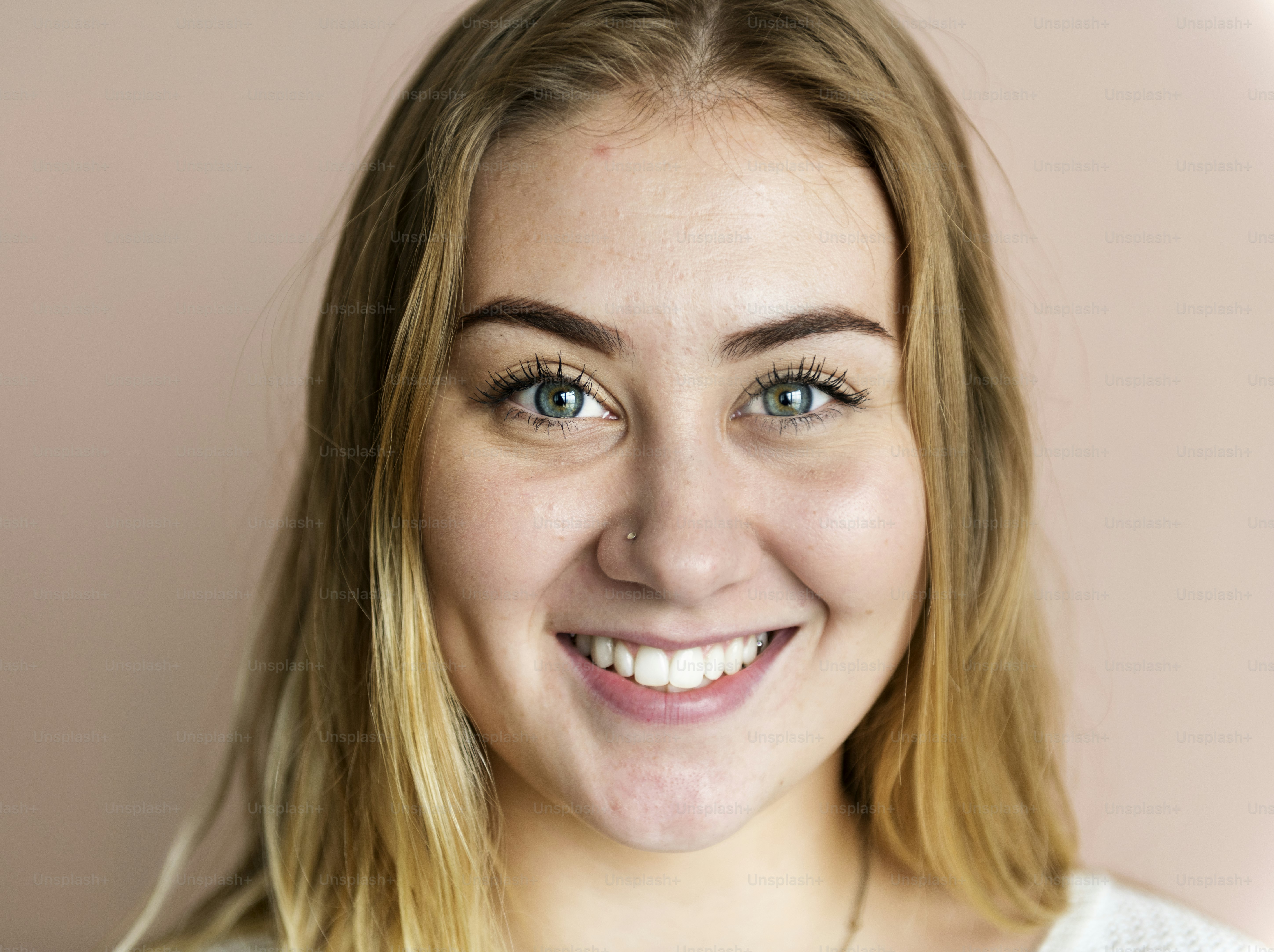 Retrato de una alegre mujer caucásica