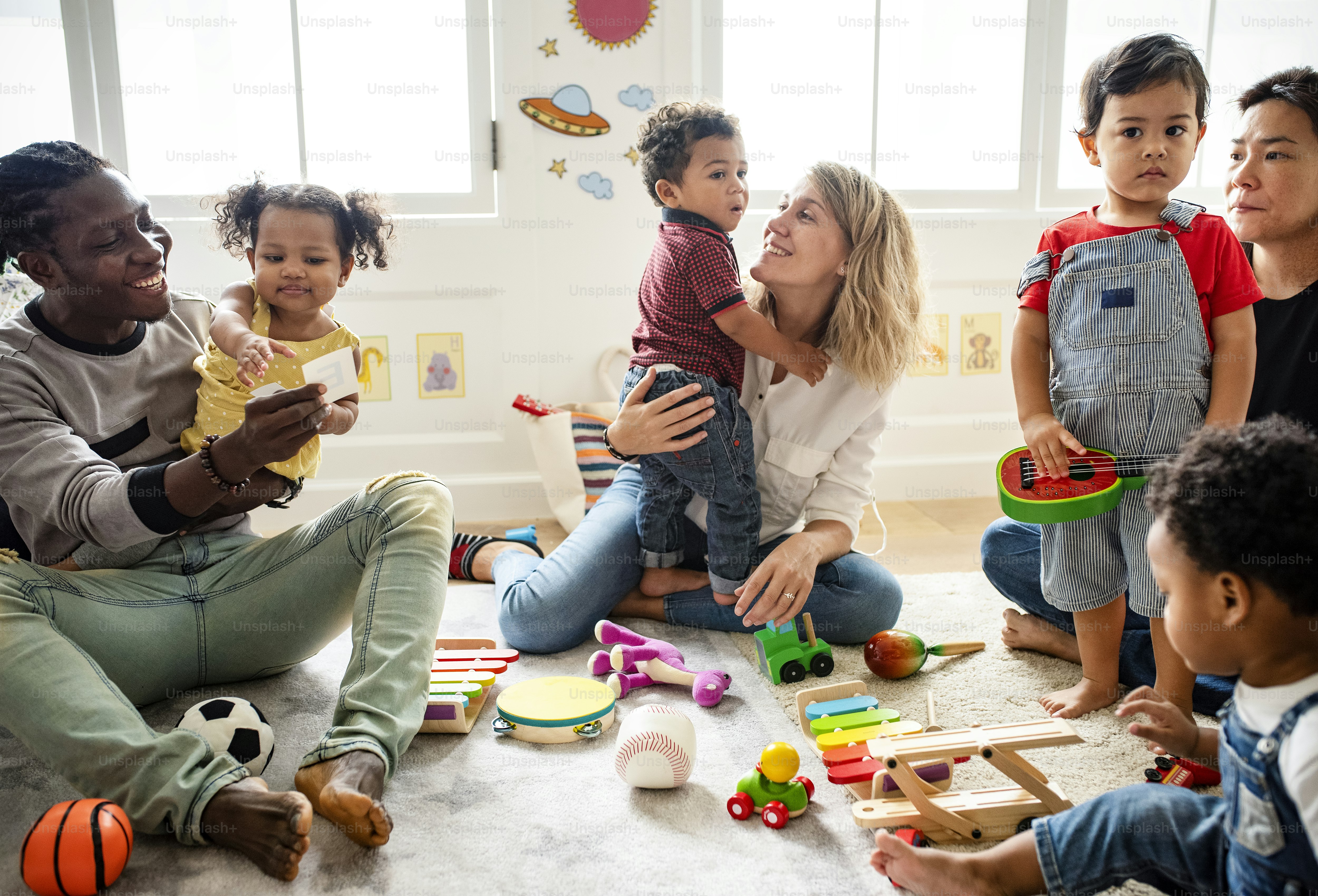 Crianças diversas que gostam de brincar com brinquedos foto – Imagem ...