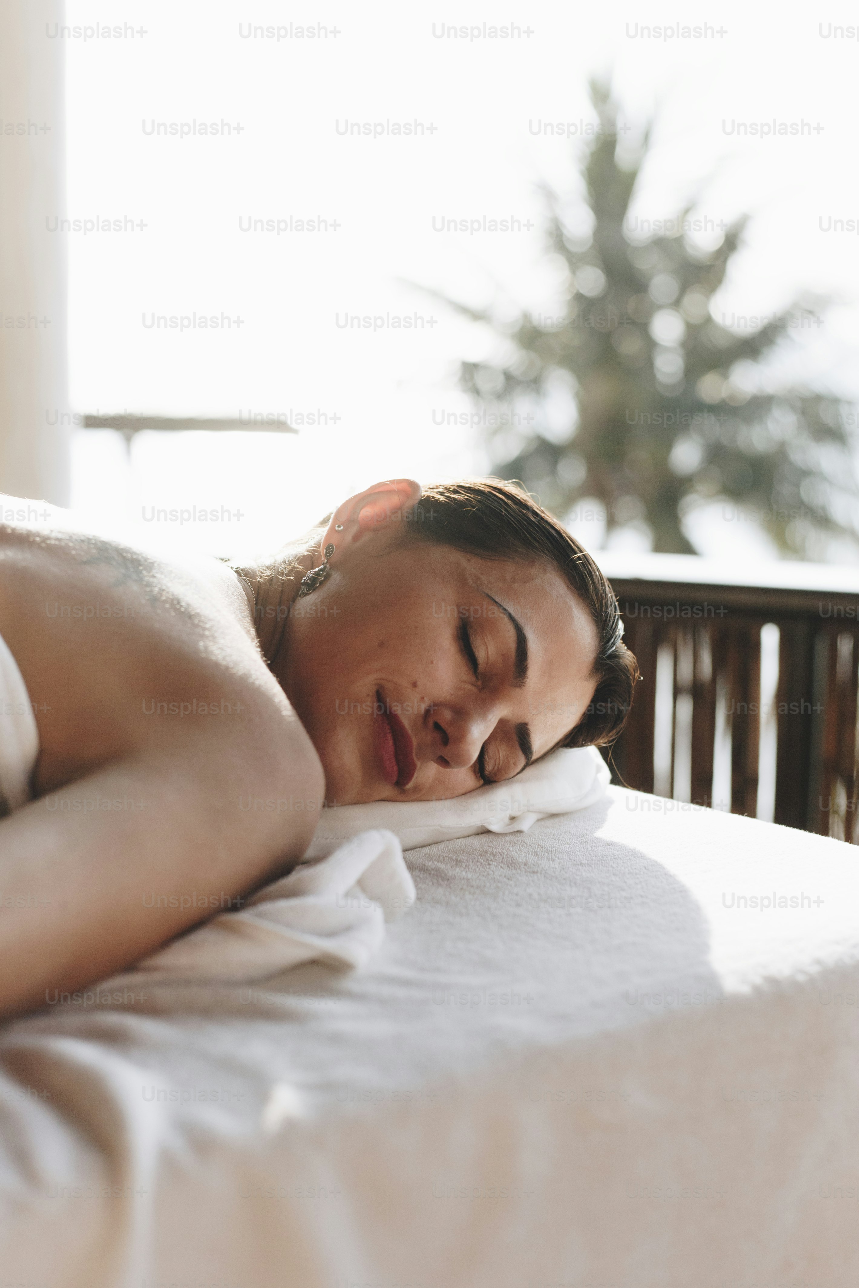 Wanita bersantai dengan perawatan spa
