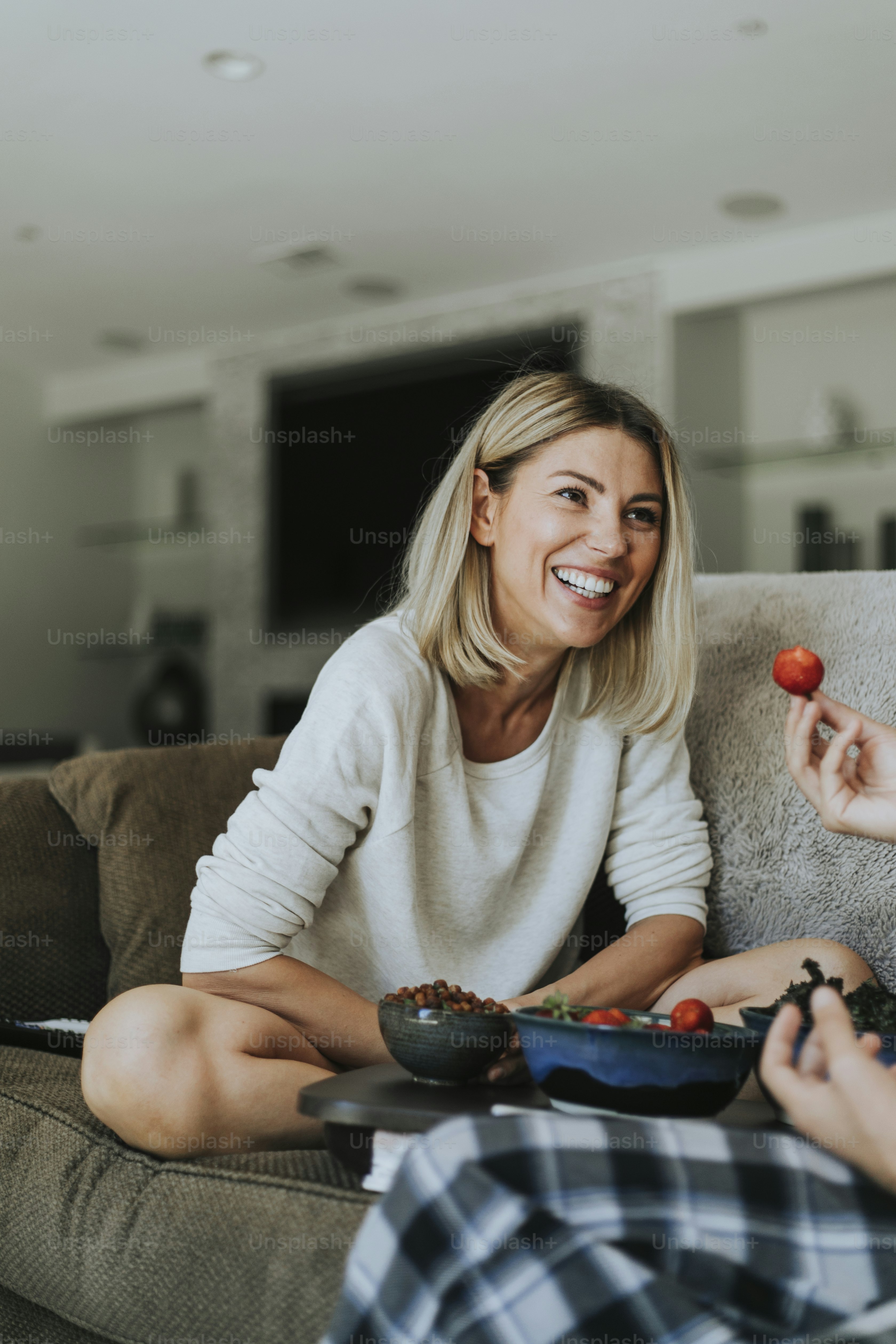 그녀의 웃긴 남자 친구를 웃는 여자