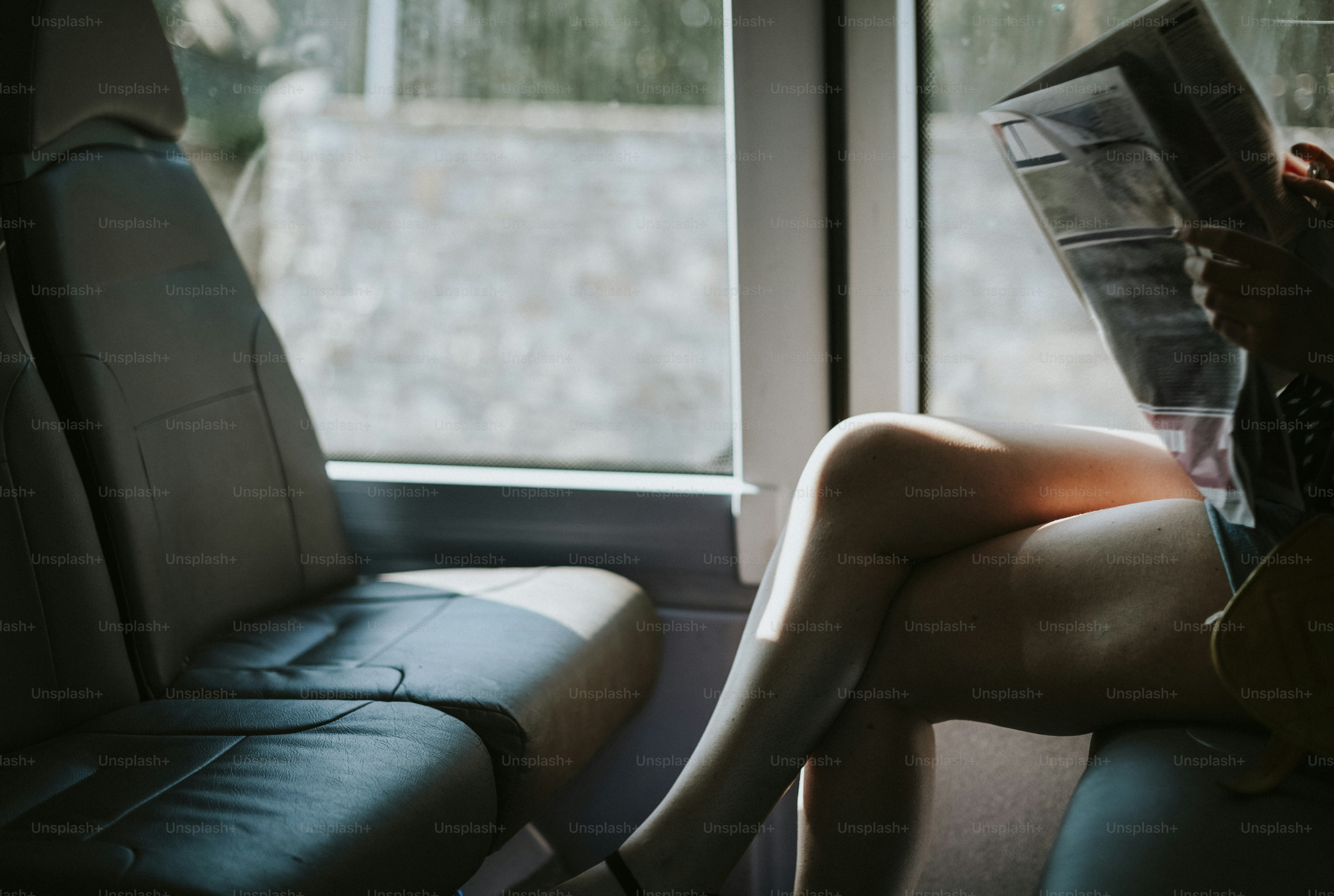 Wanita membaca berita di bus