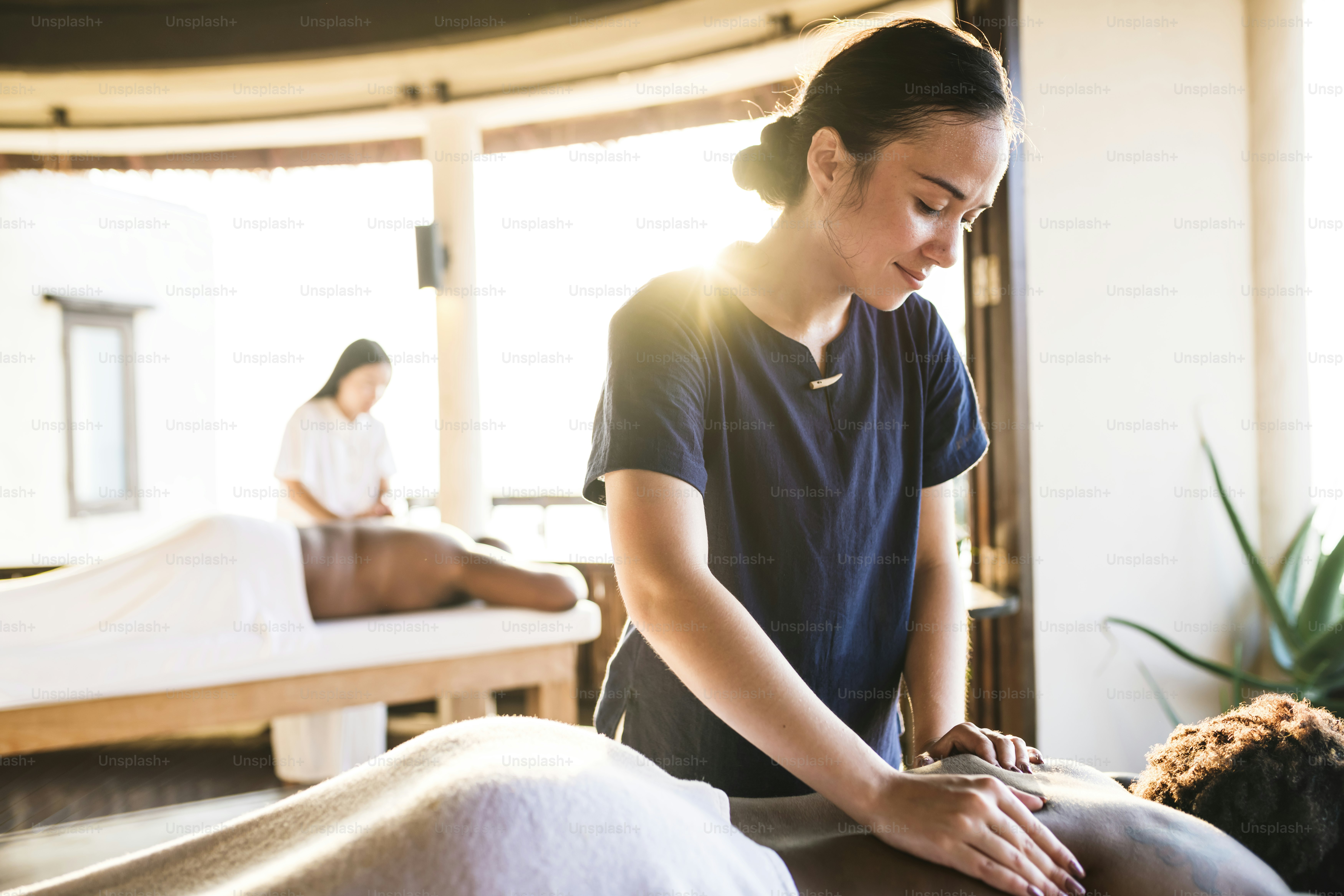 Terapis pijat di spa