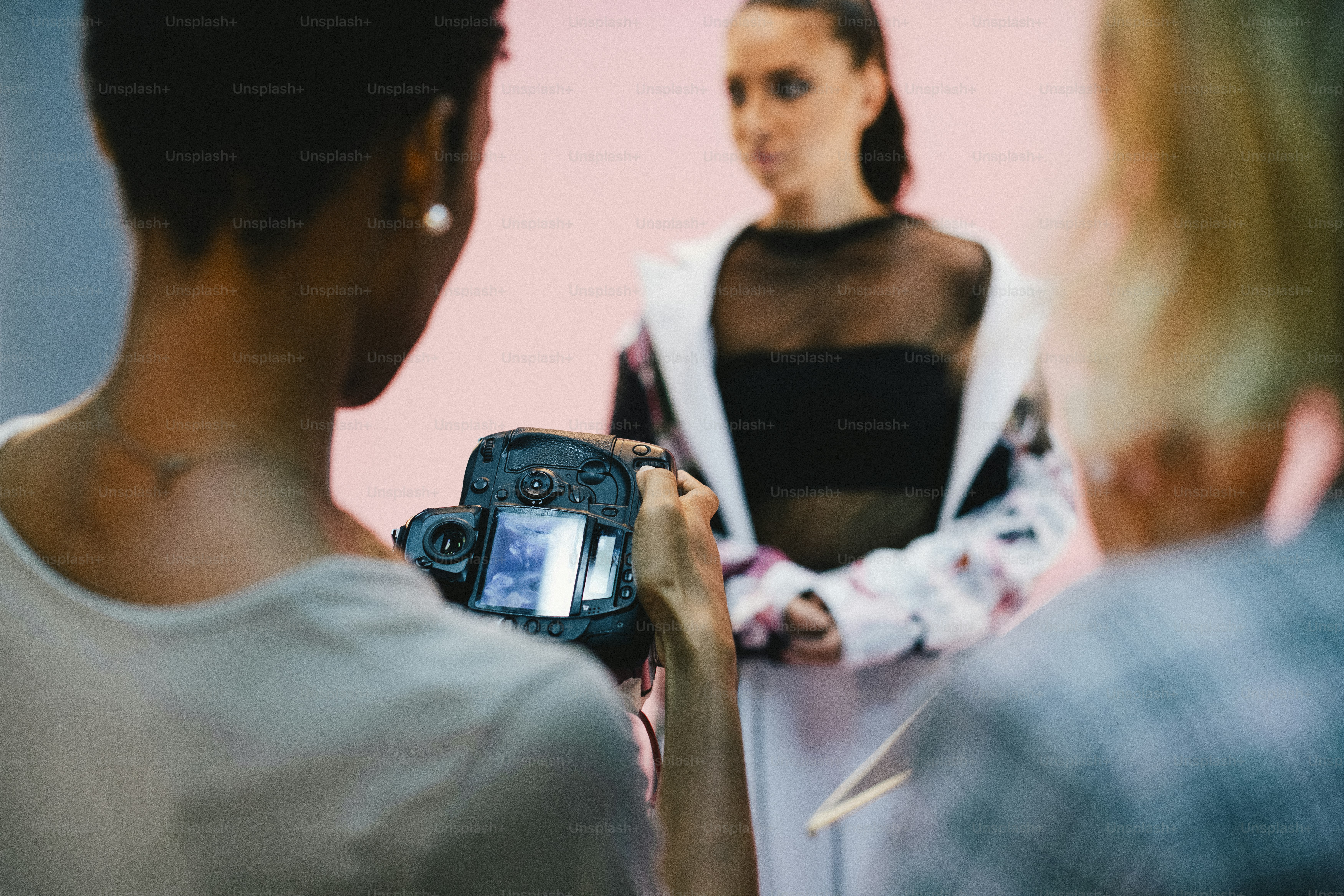 El equipo de cámara revisa las fotos en la cámara