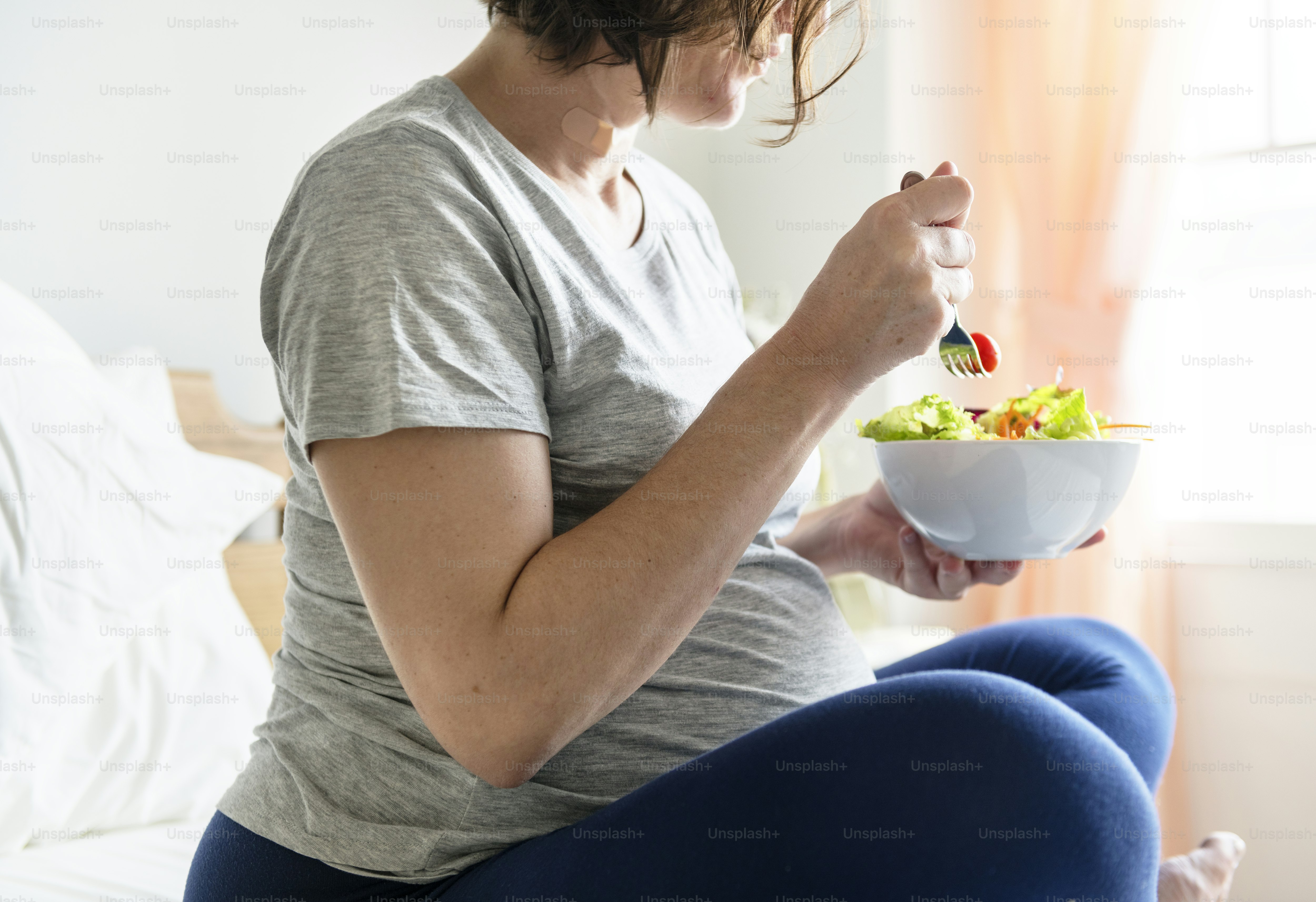 Pregnant woman eat healthy food