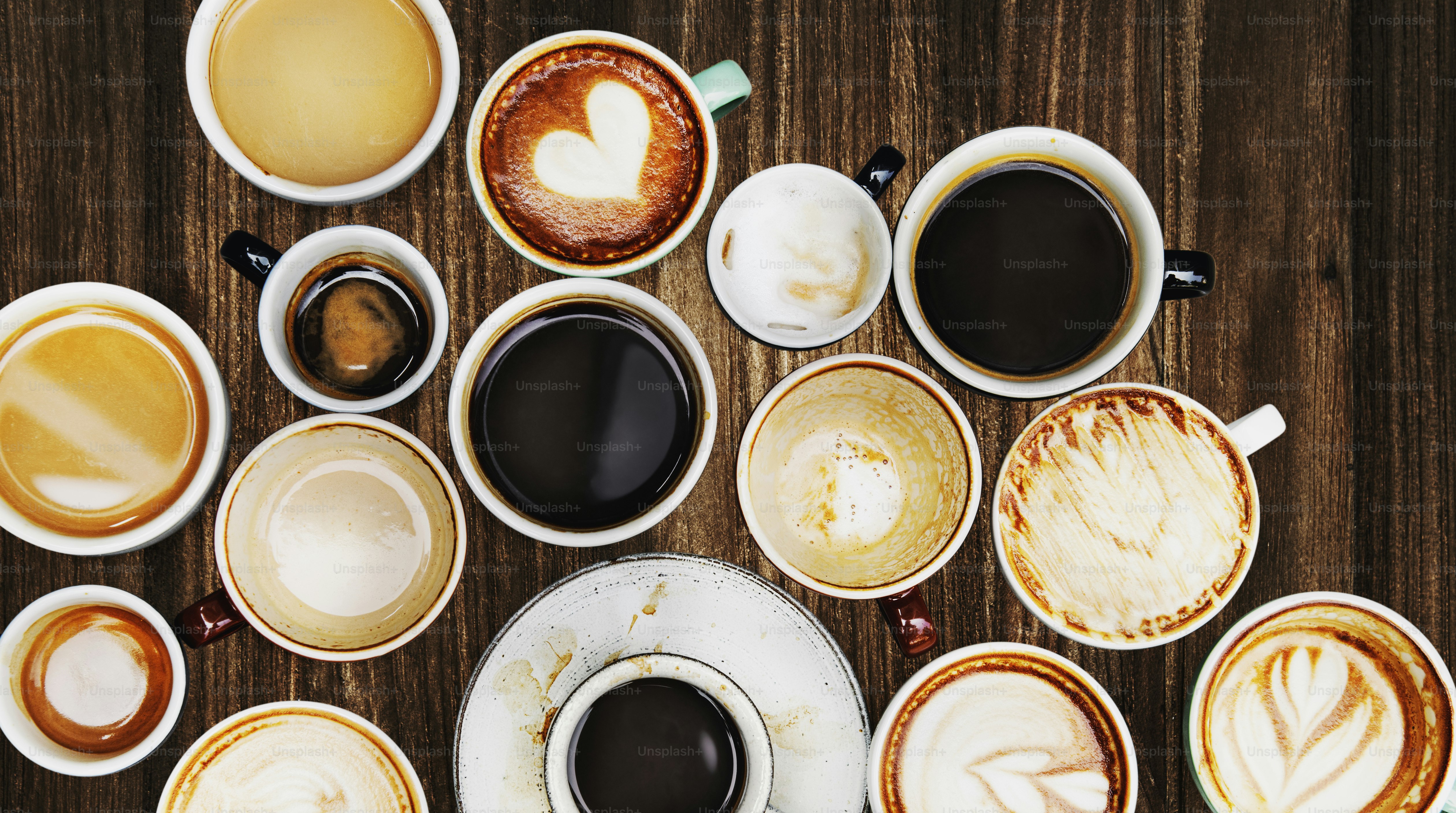 Verschiedene Kaffeetassen auf einem Holztisch