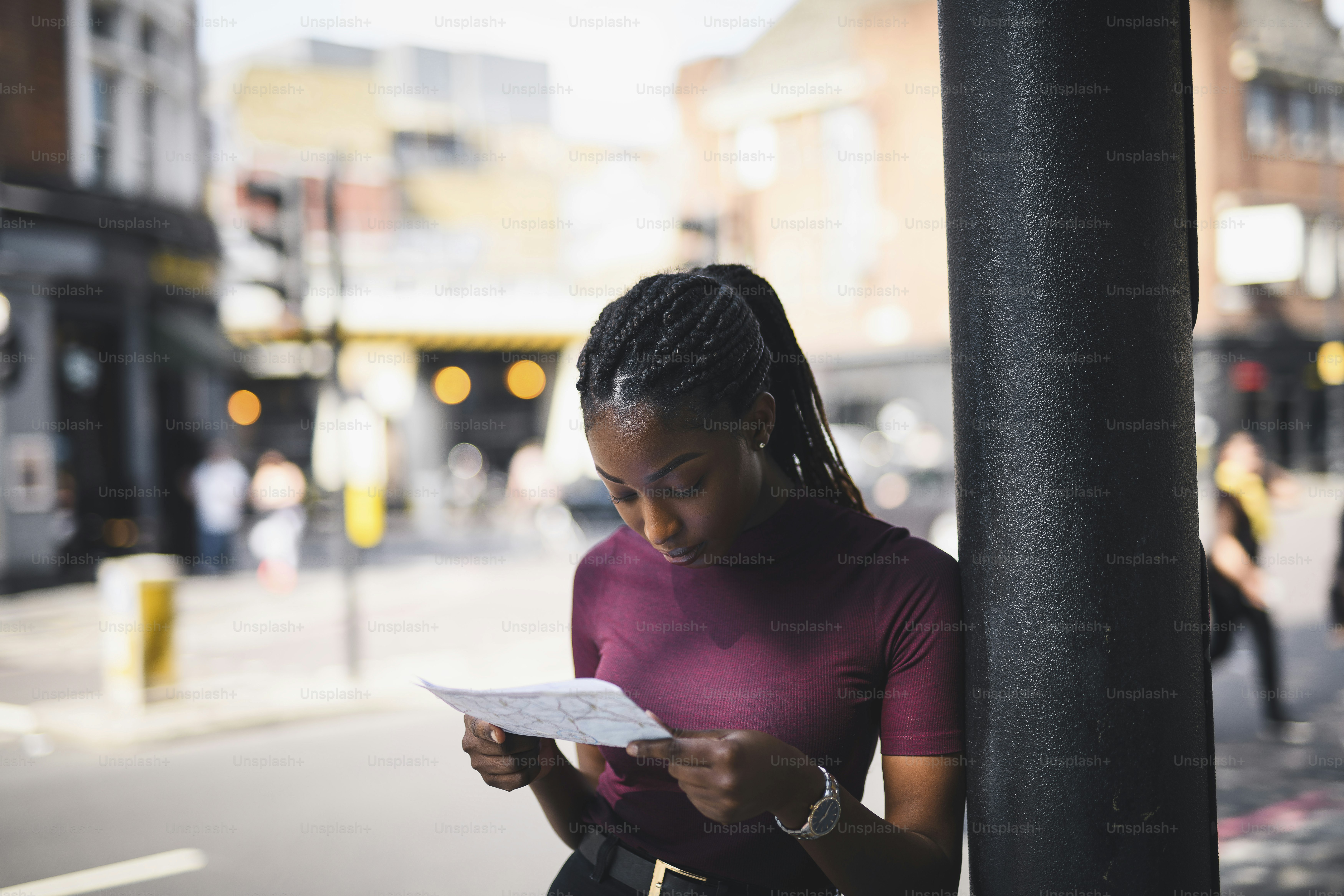 Femme avec des tresses vérifiant une carte de la ville