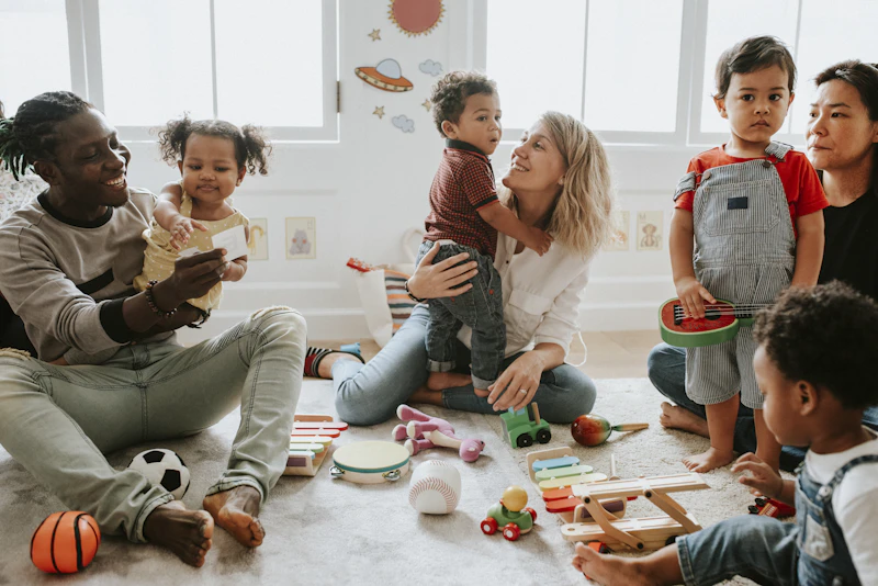 Enfant en éveil à la crèche