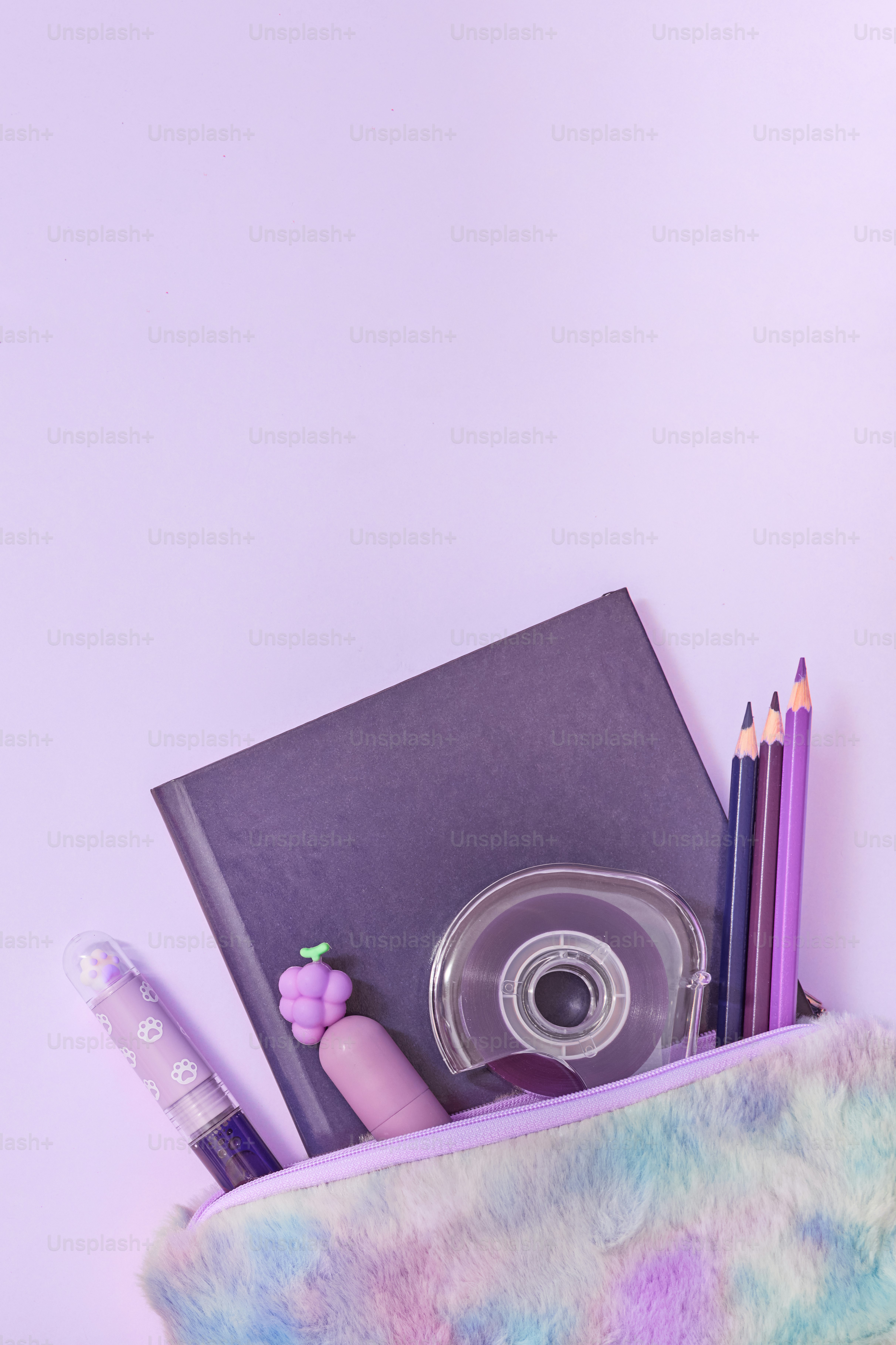 Ein Federmäppchen gefüllt mit einer Vielzahl von Gegenständen