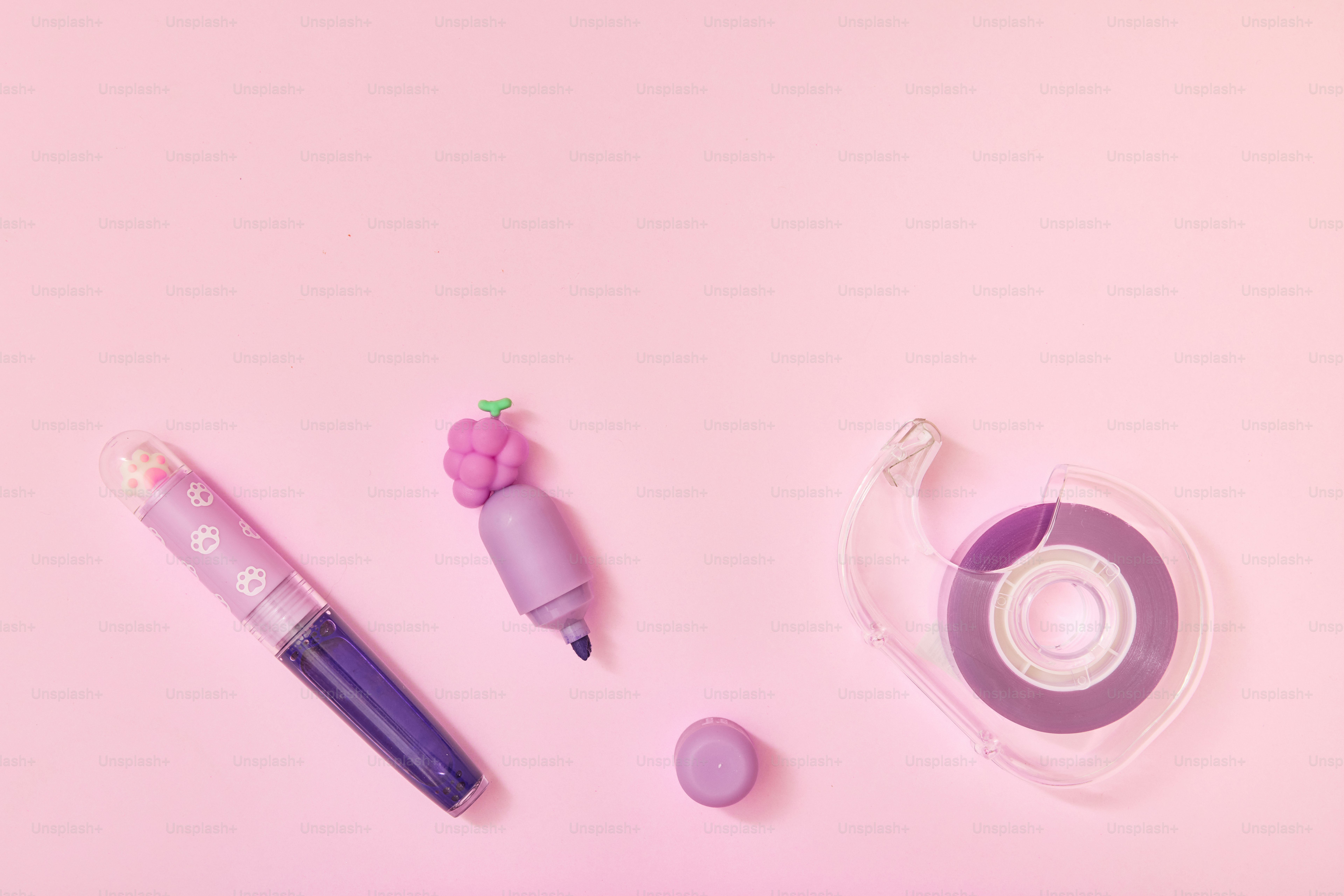 Um fundo rosa com vários itens
