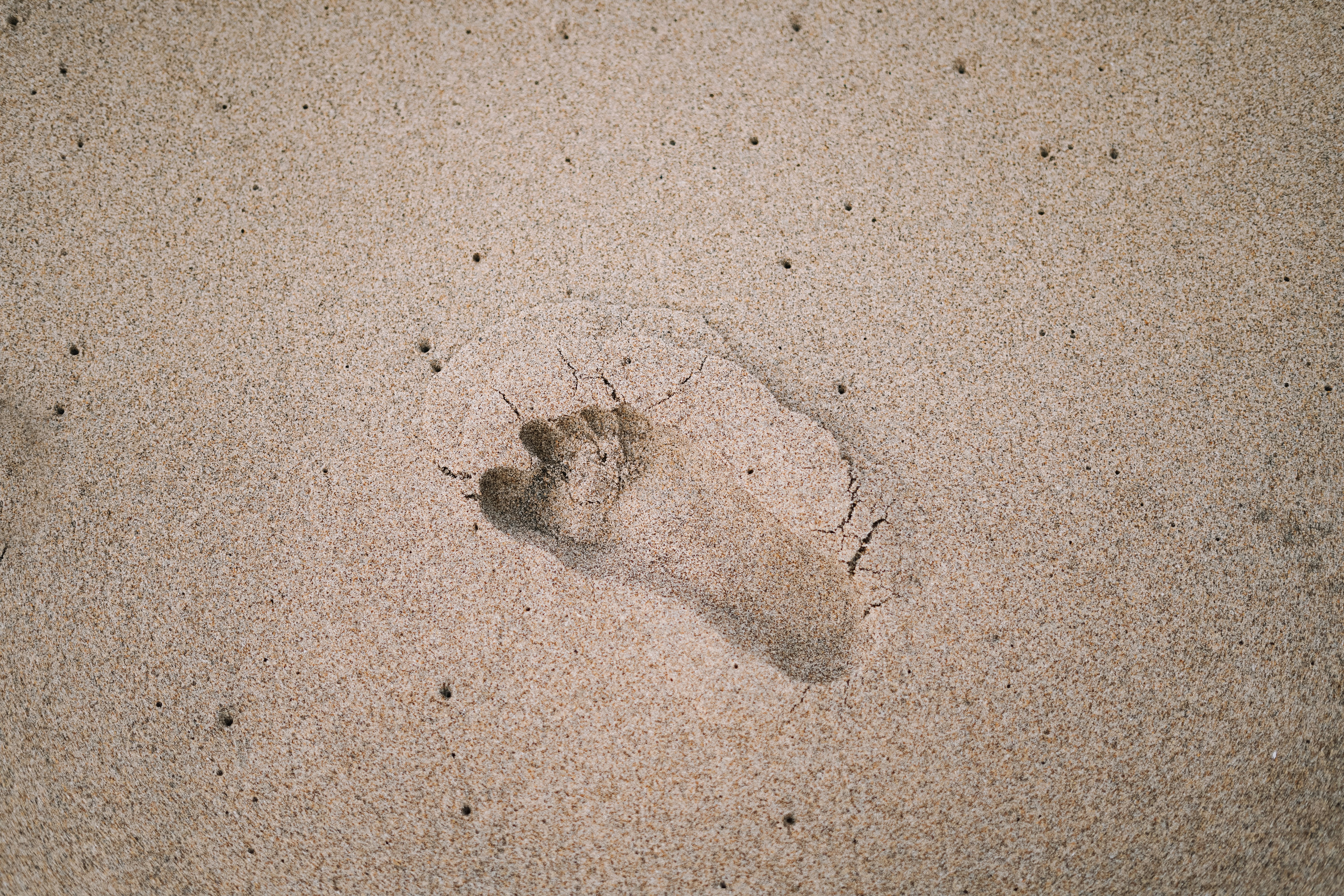 Jejak kaki di pasir pantai