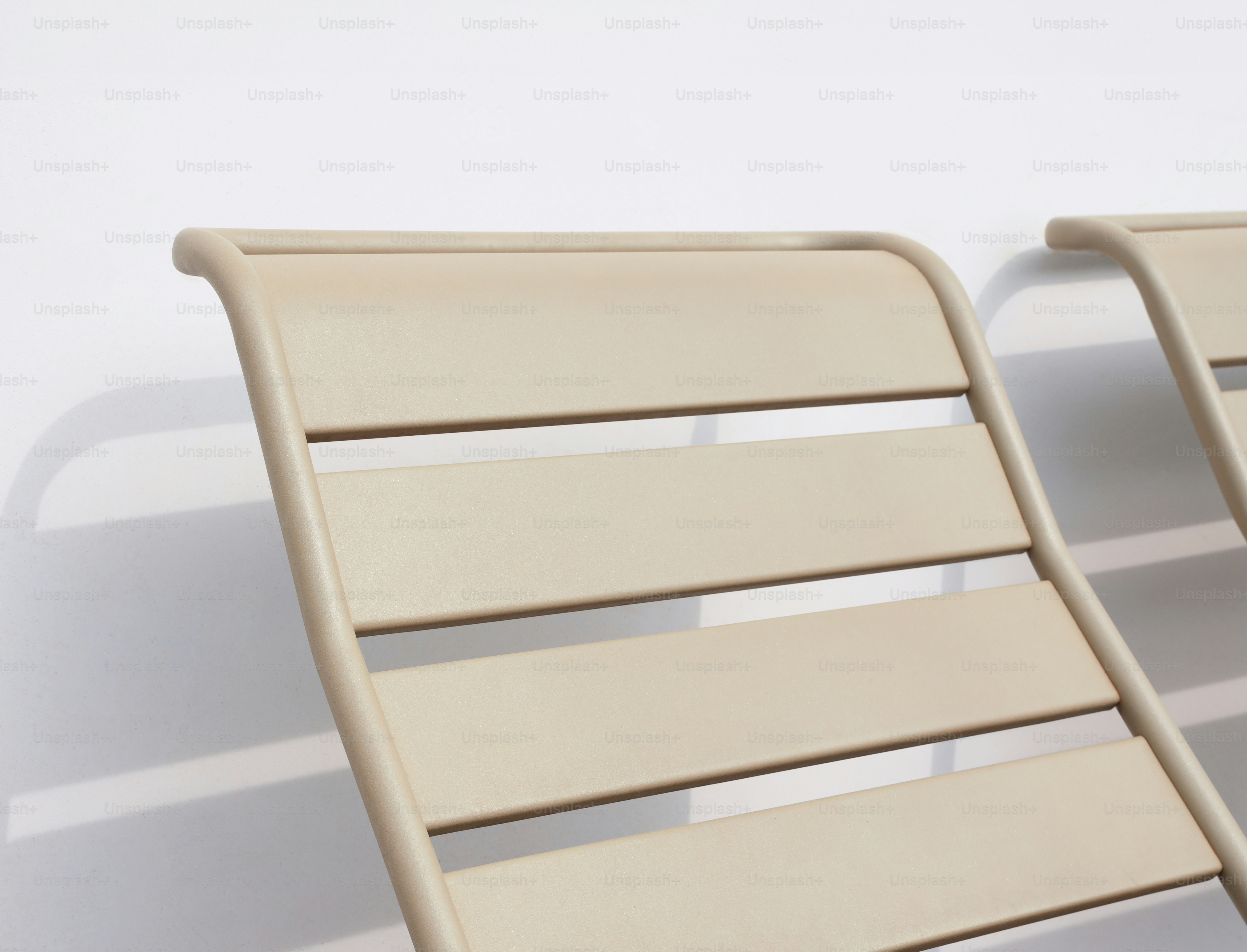 Un paio di sedie sedute una accanto all'altra