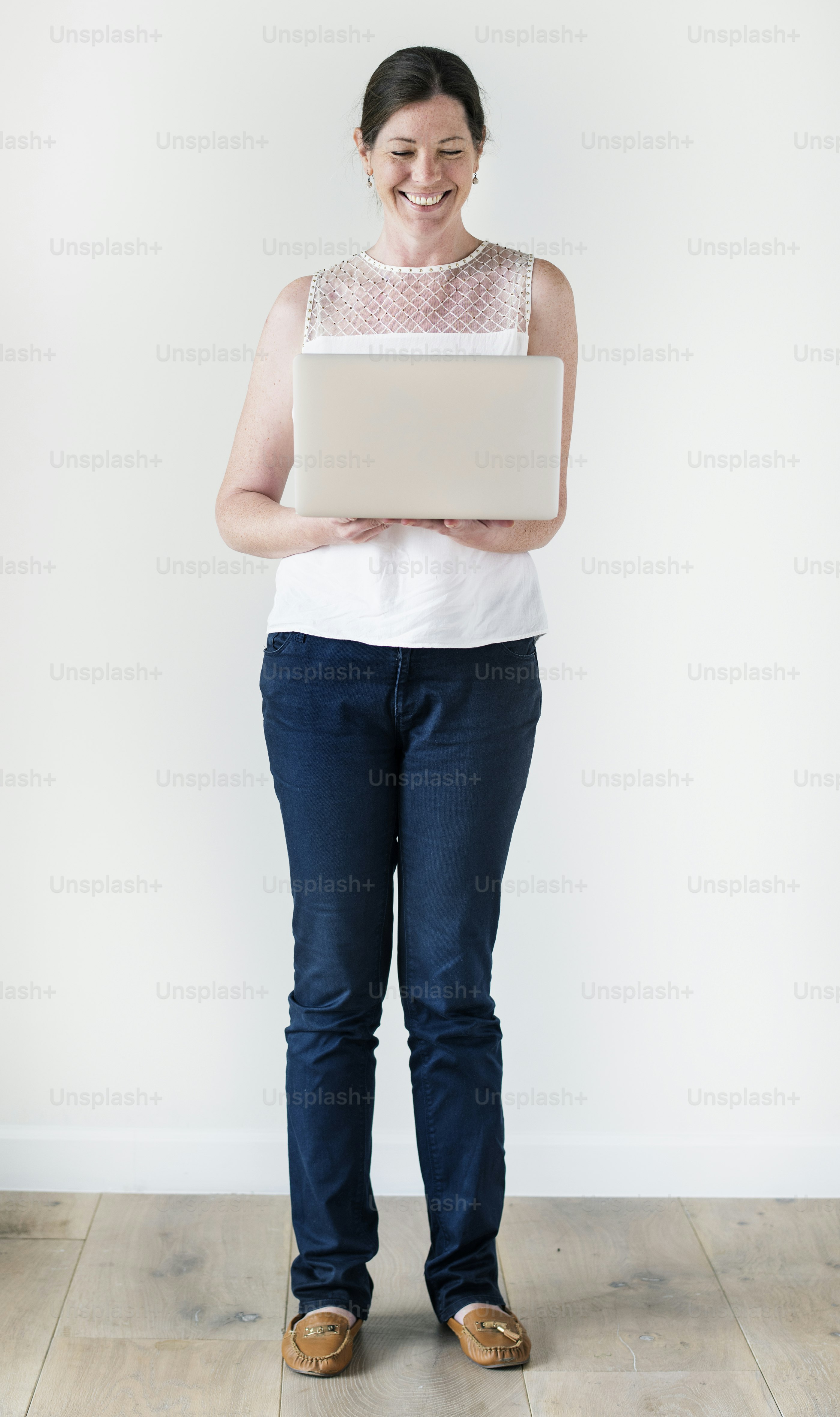 Frau, die Laptop isoliert benutzt