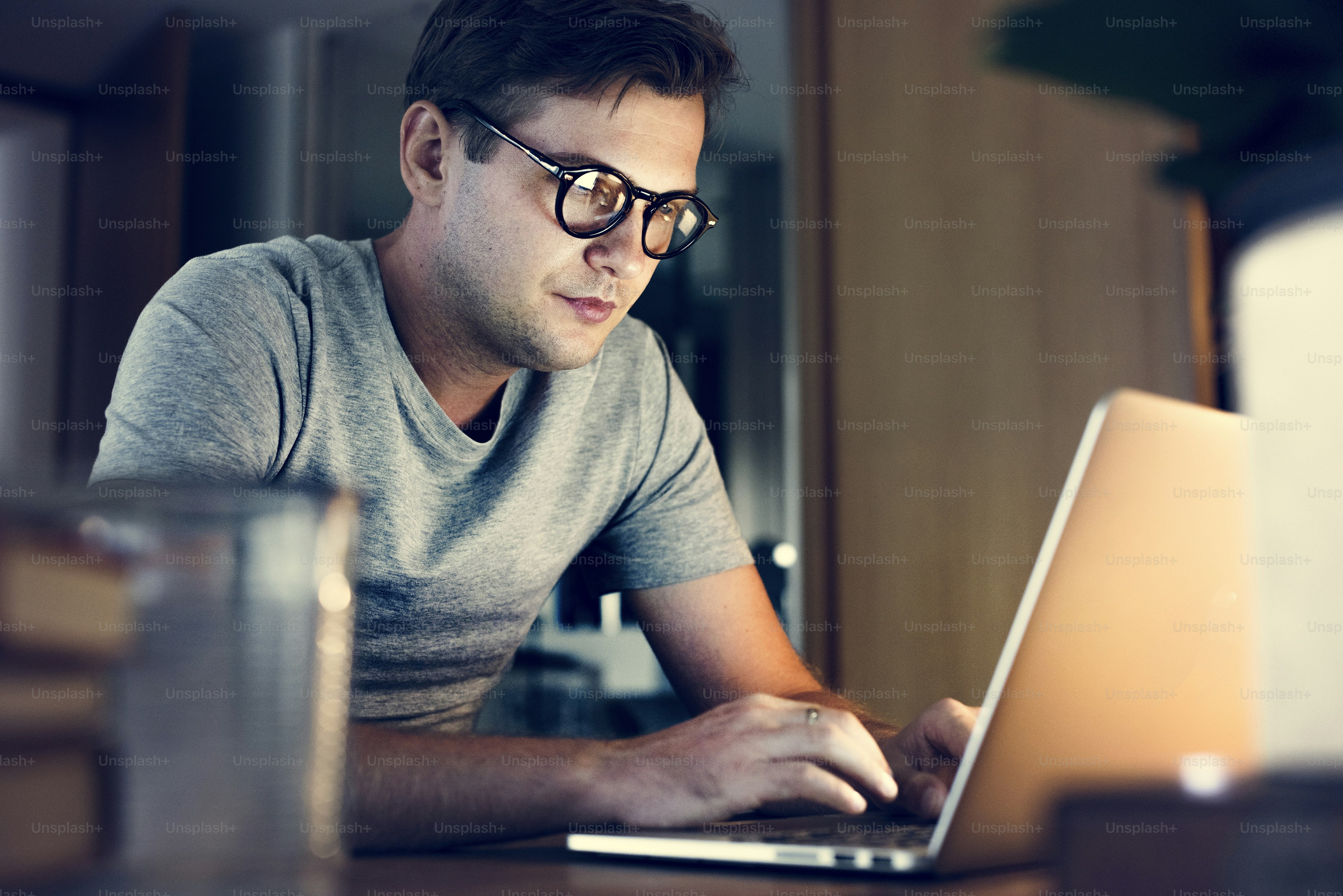 Pria bekerja di laptop