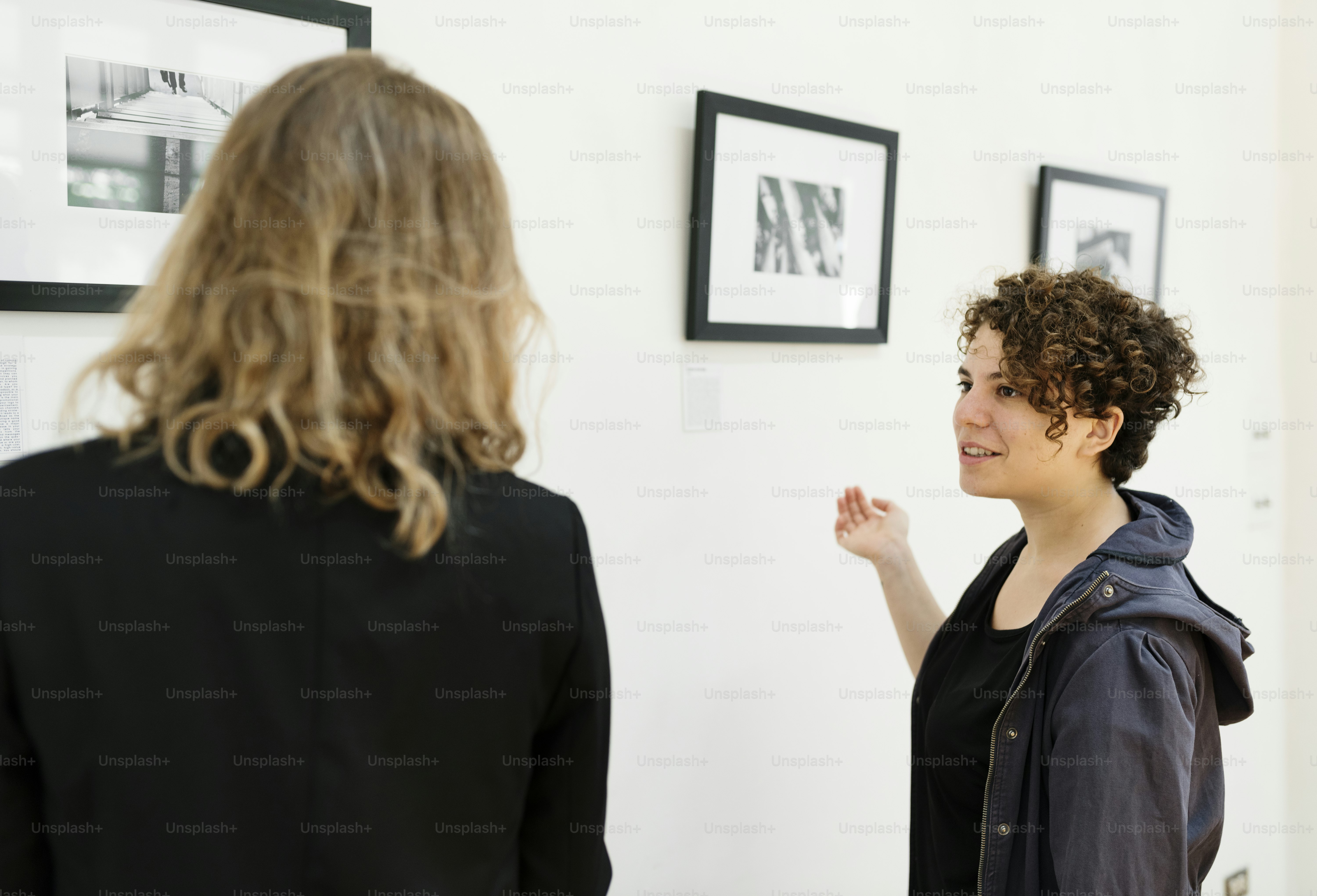 Persone che guardano i fotogrammi in mostra