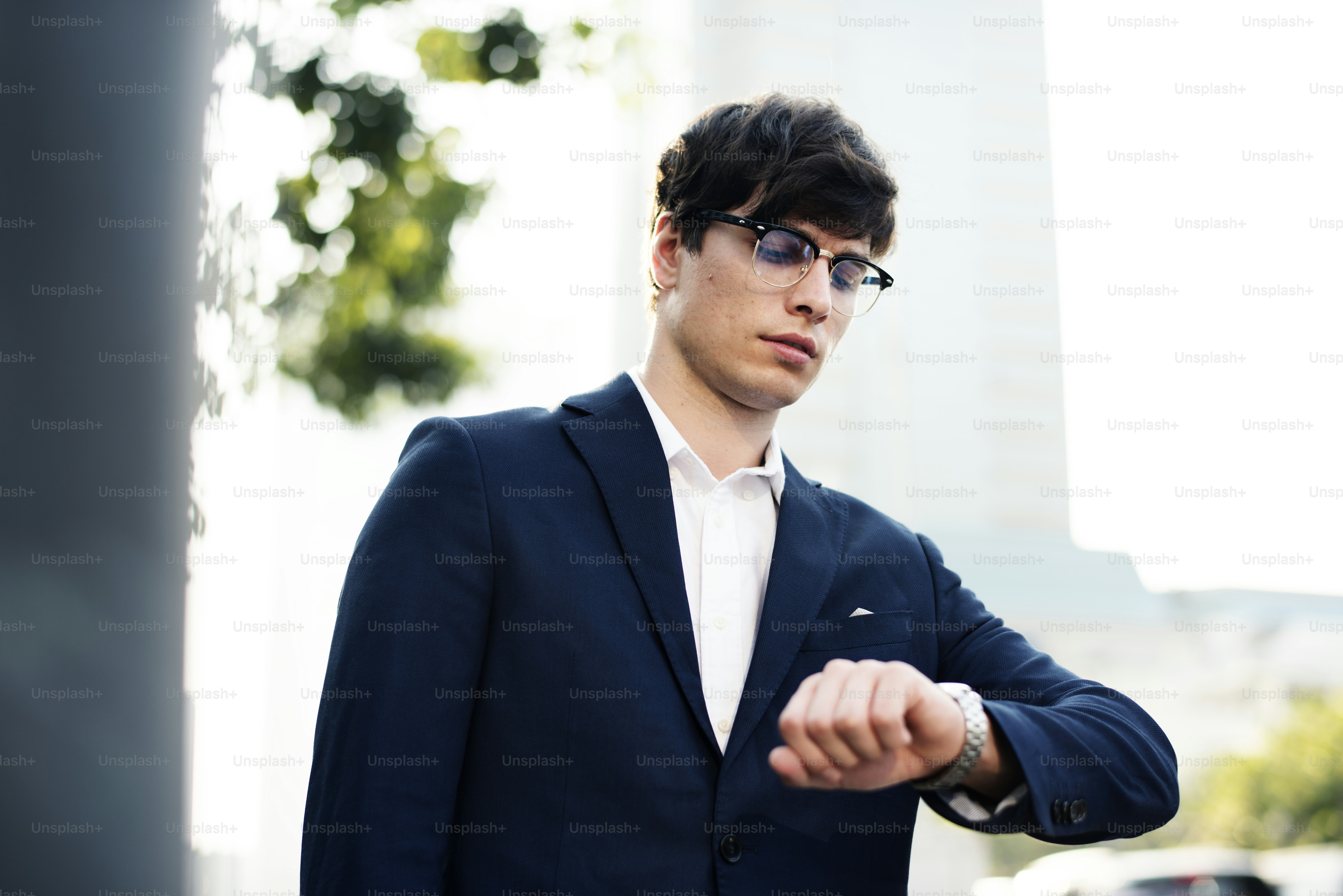 時計を見ているビジネスマン