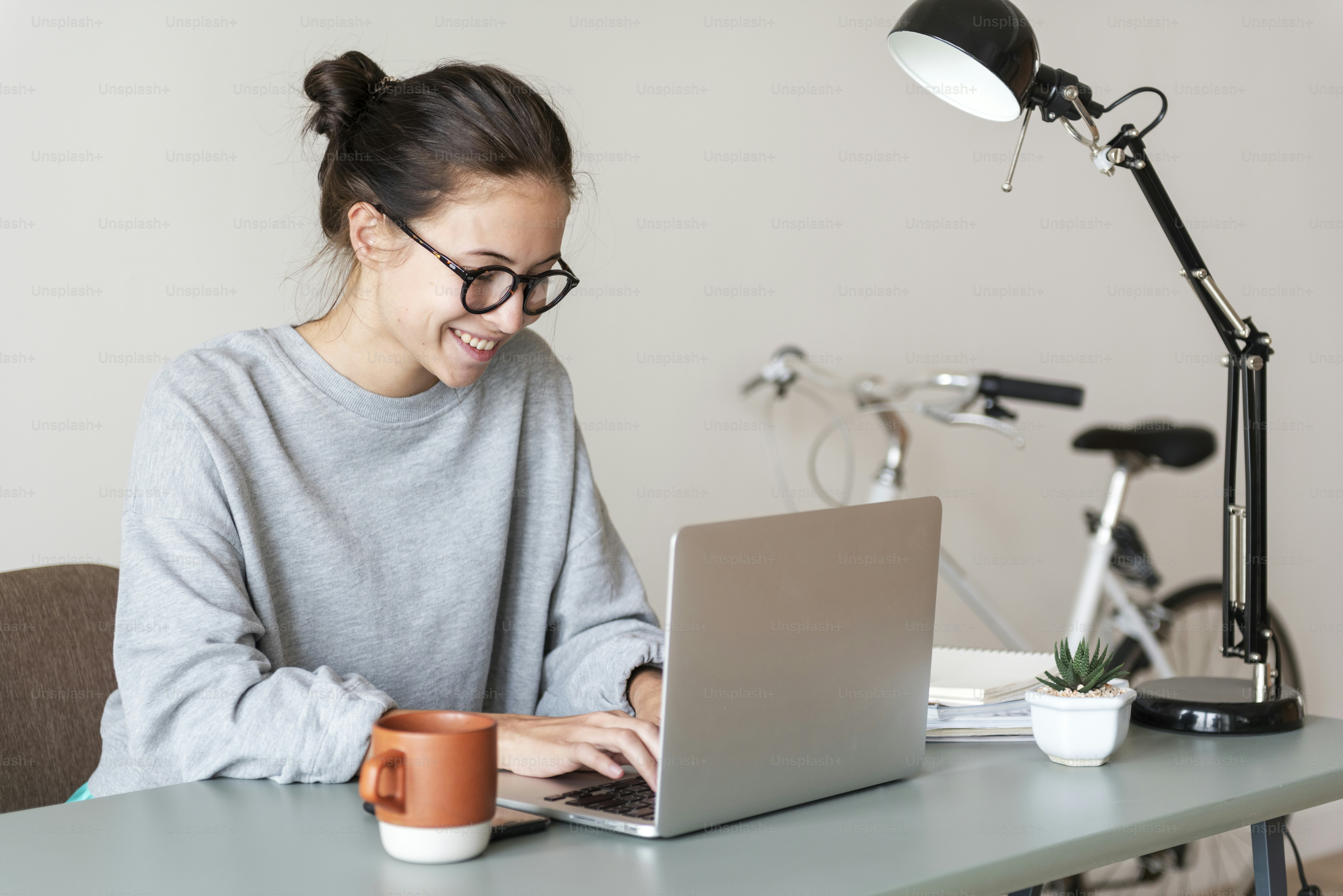 Wanita menggunakan laptop komputer