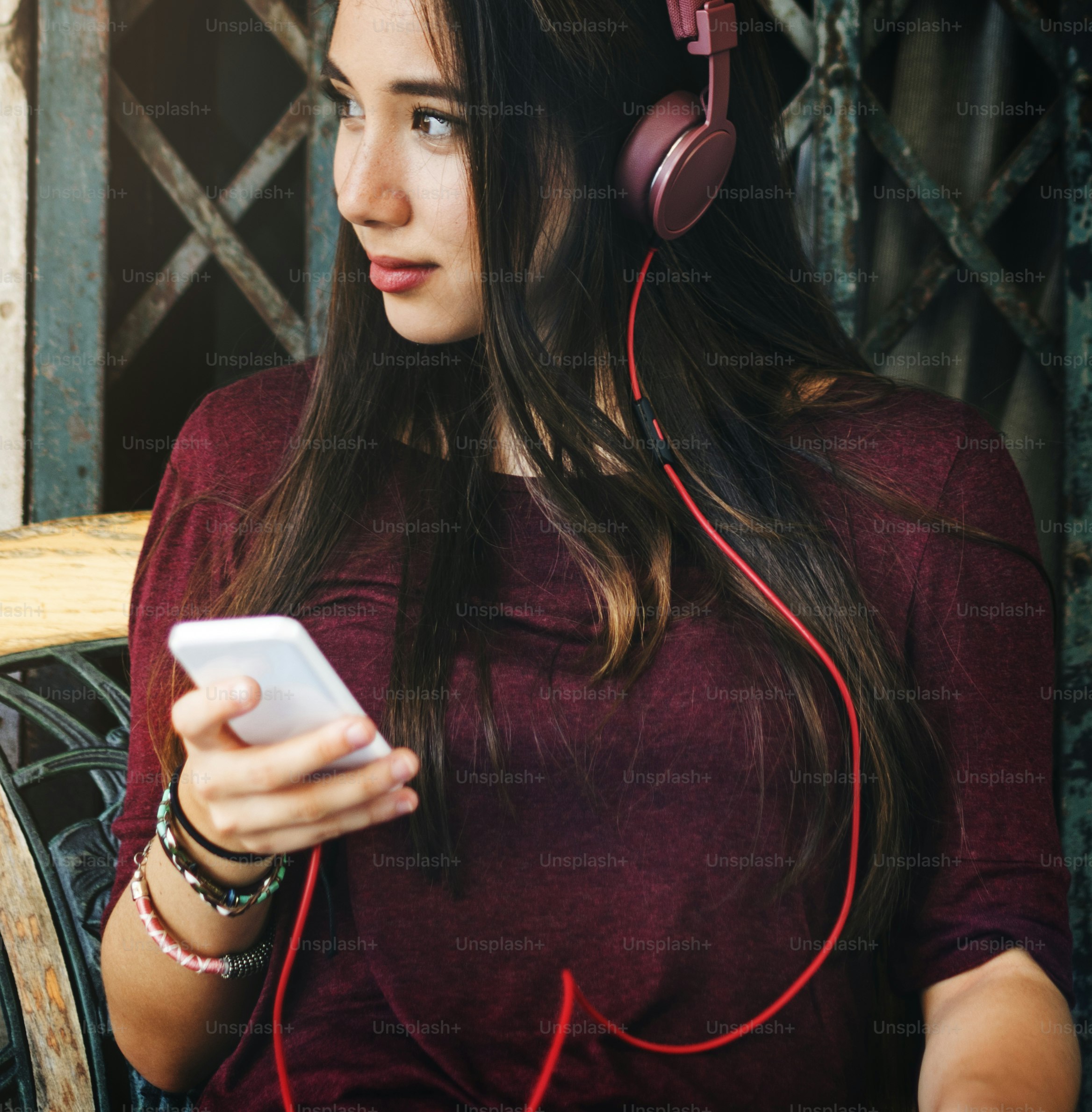 Mujer Escuchando Música Medios Entretenimiento Concepto De Relajación