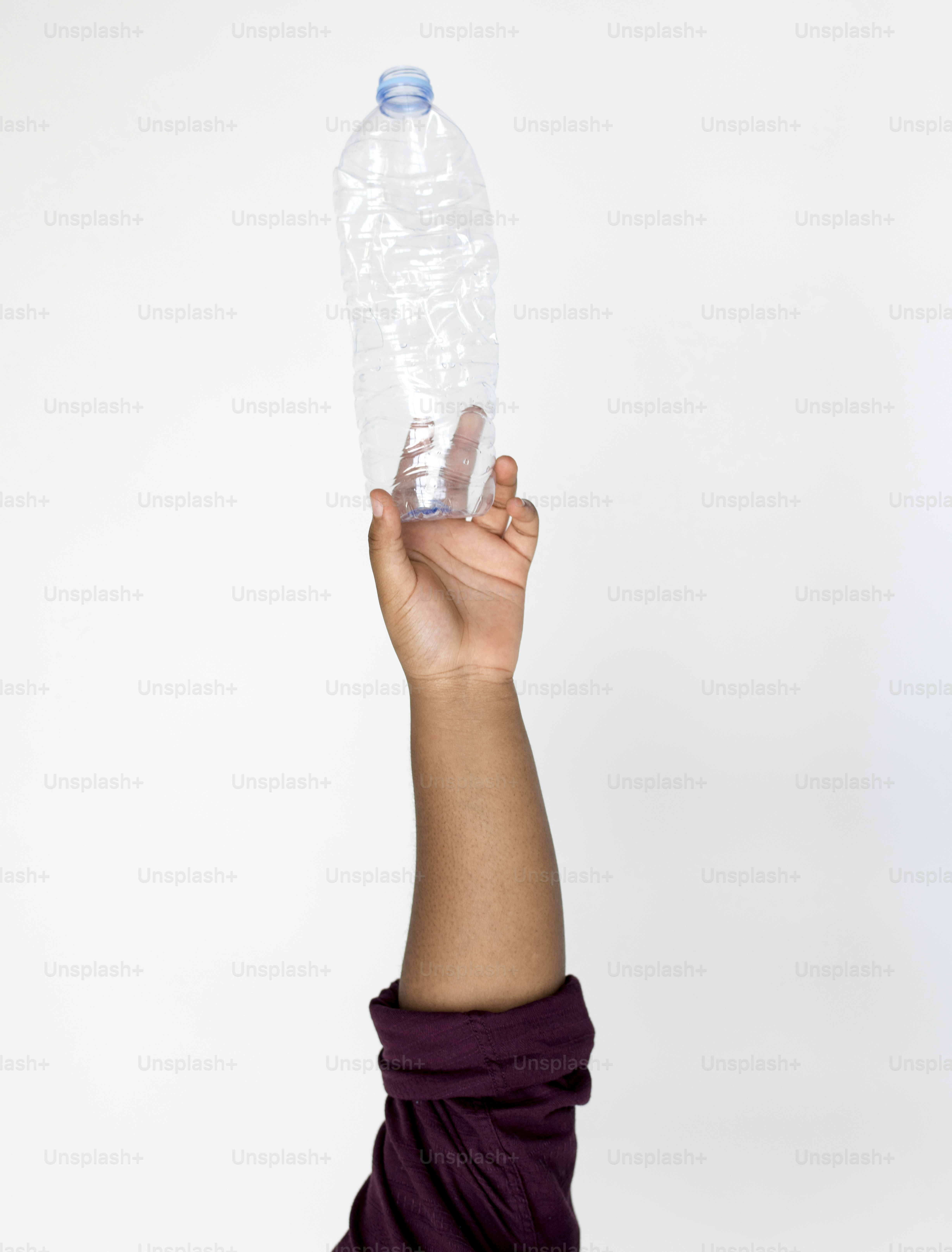 Hand Hold Show Bouteille d’eau en plastique recyclable