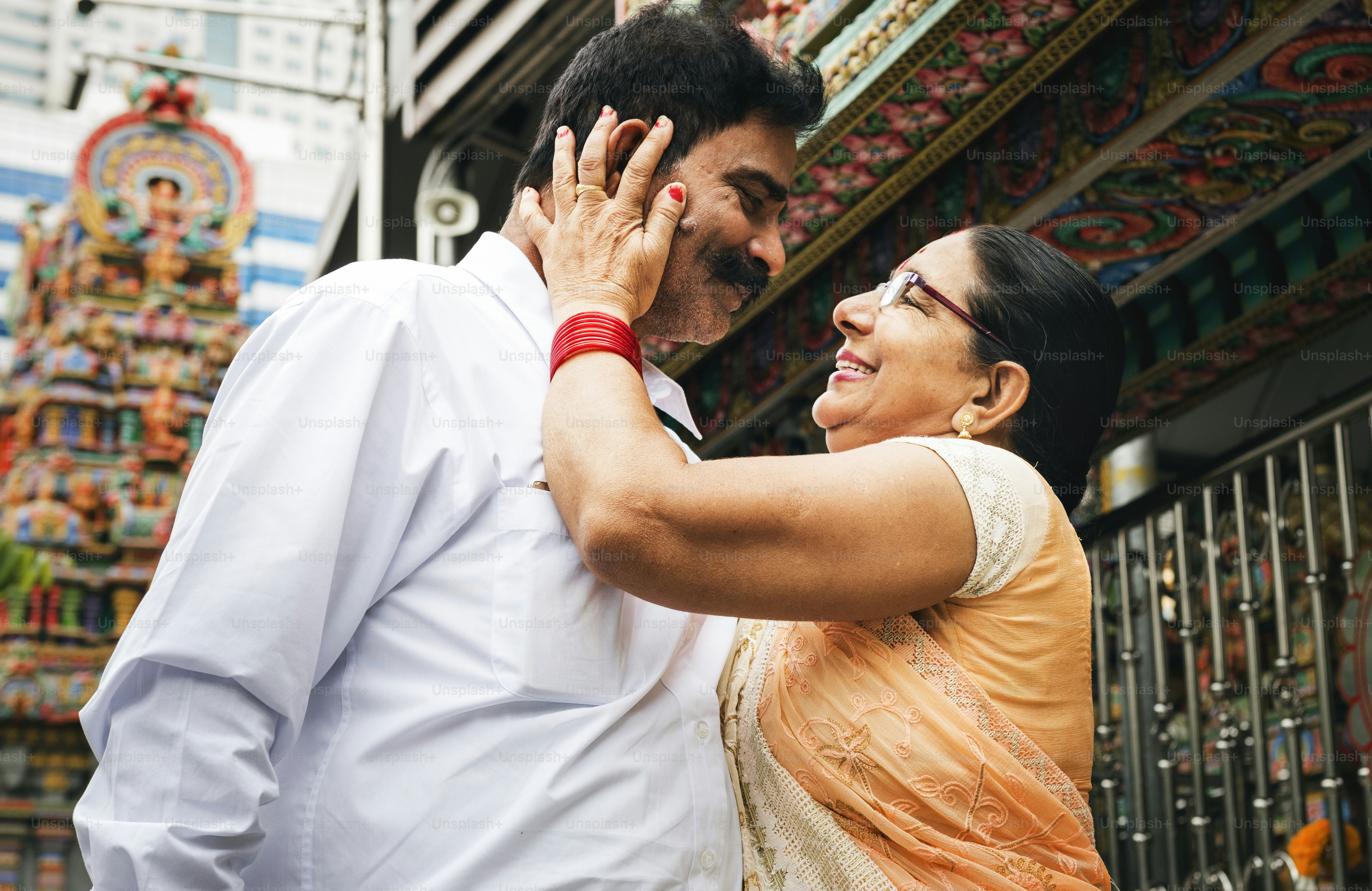 Indisches Paar, das Zeit miteinander verbringt