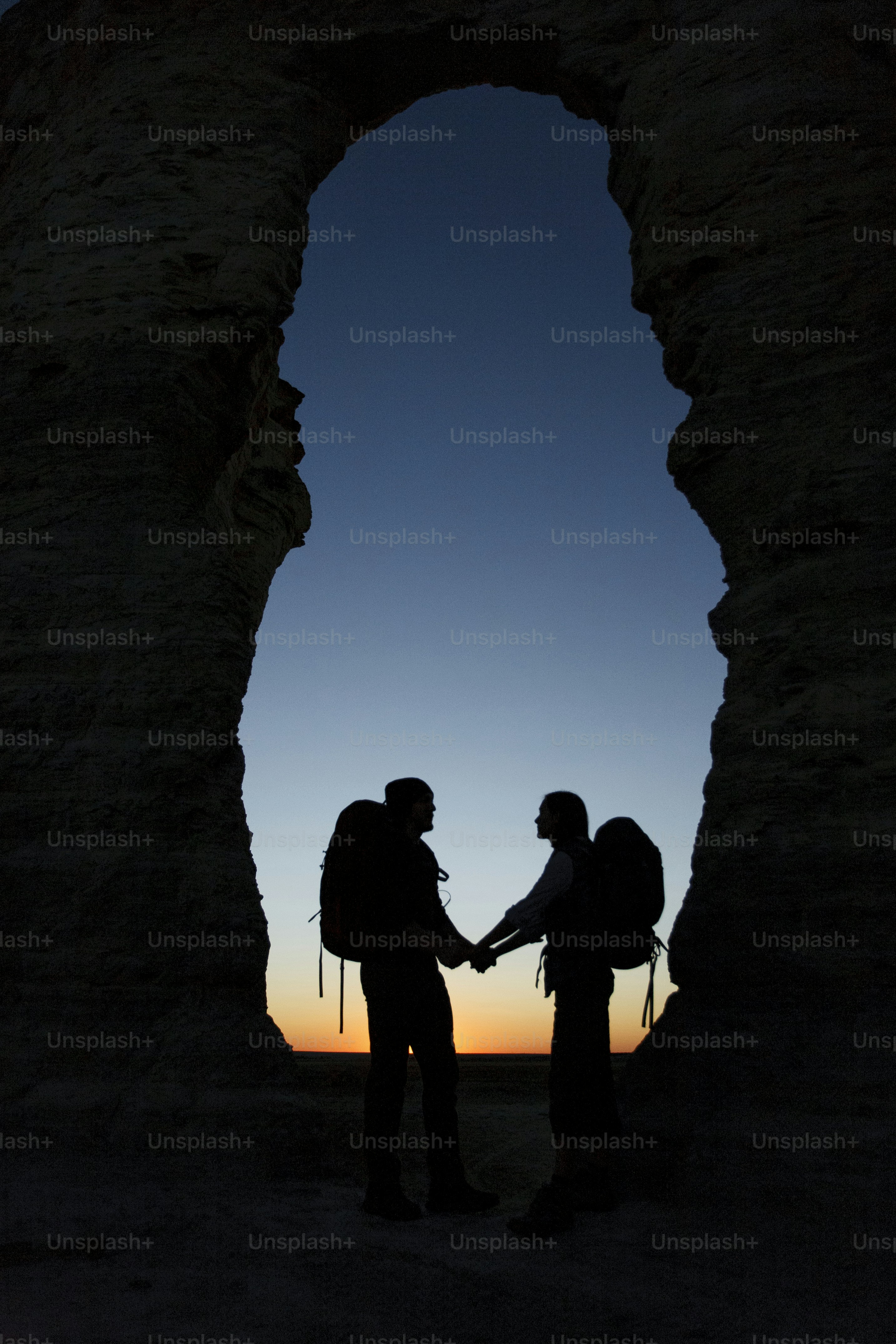 황야에서 함께 하이킹하는 커플