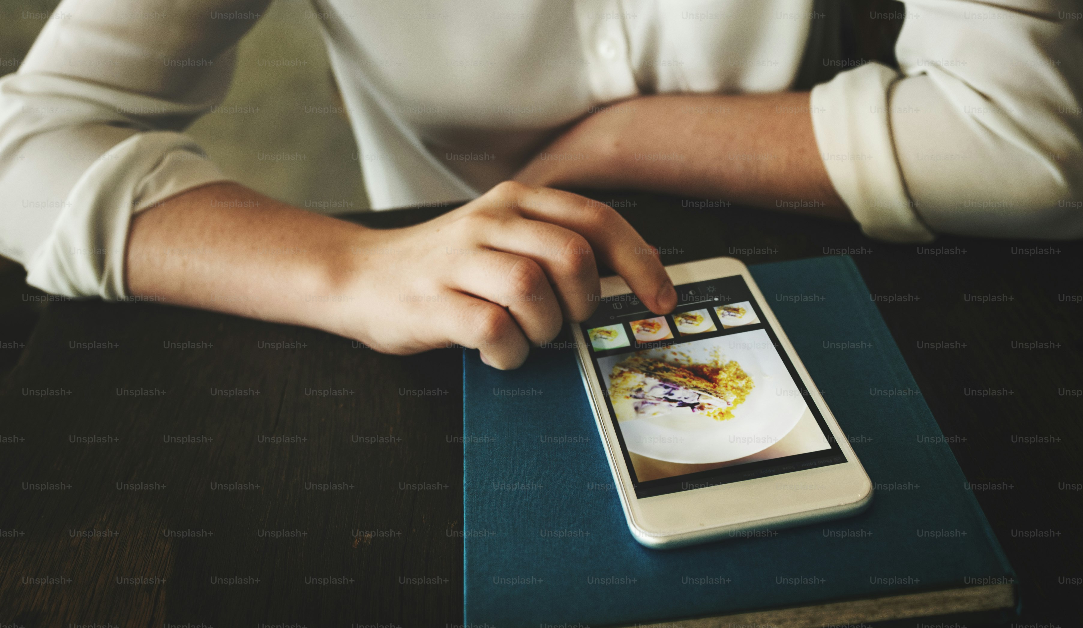 Android user using Google Photos search to find pictures by people and places