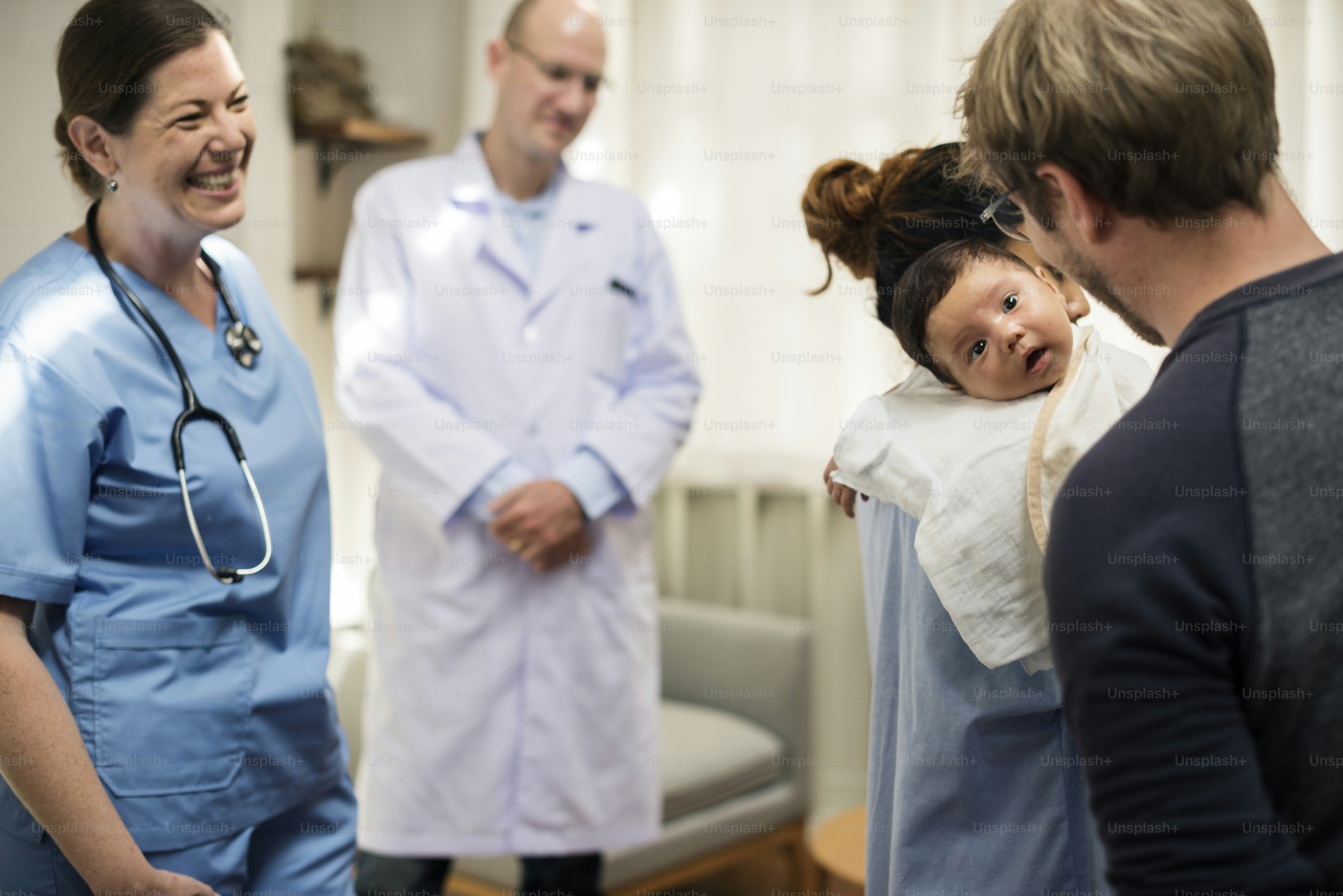 Ein Neugeborenes mit Familie in einem Krankenhaus
