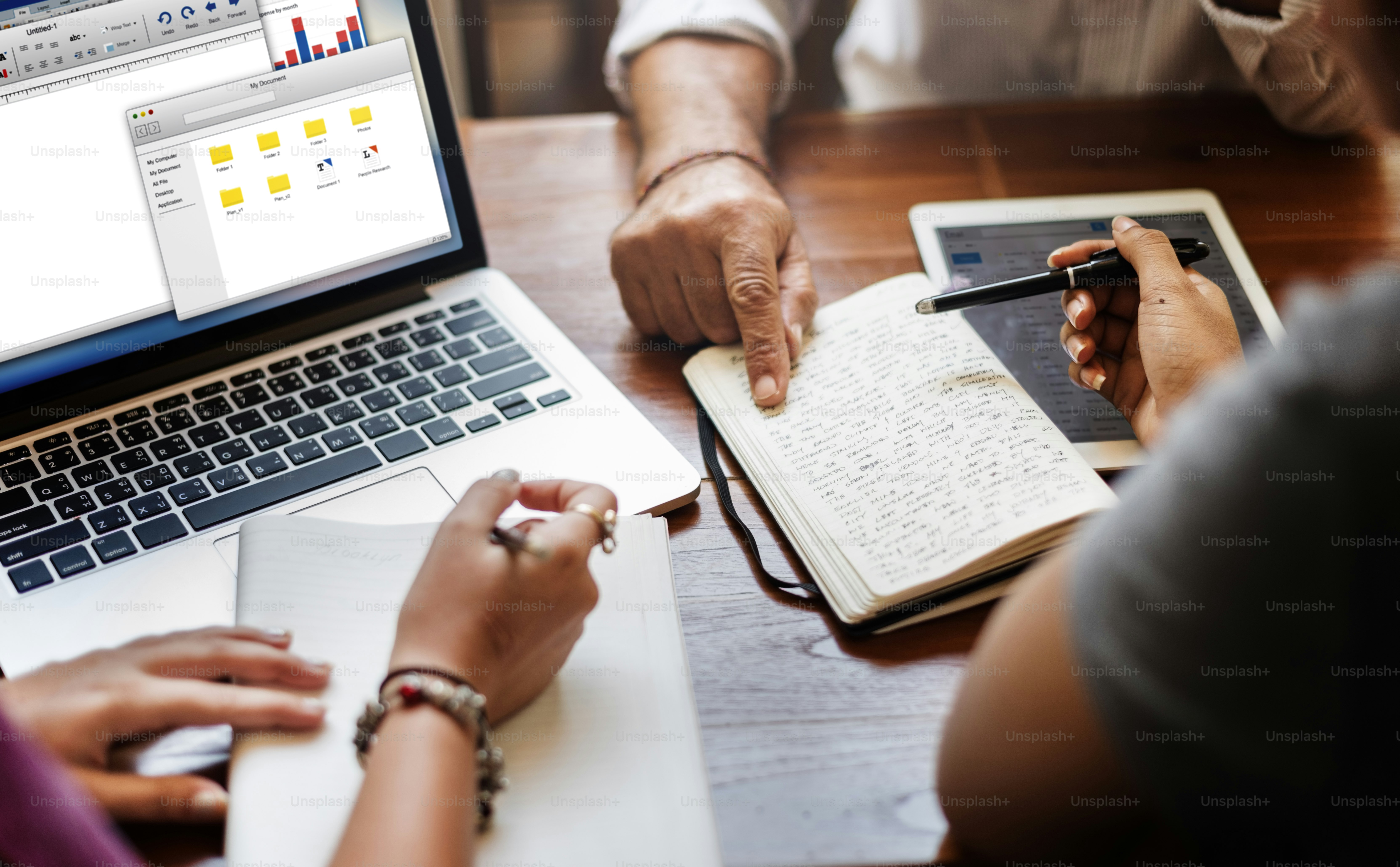 Freunde Arbeiten Diskussion Treffen Ideen austauschen Konzept