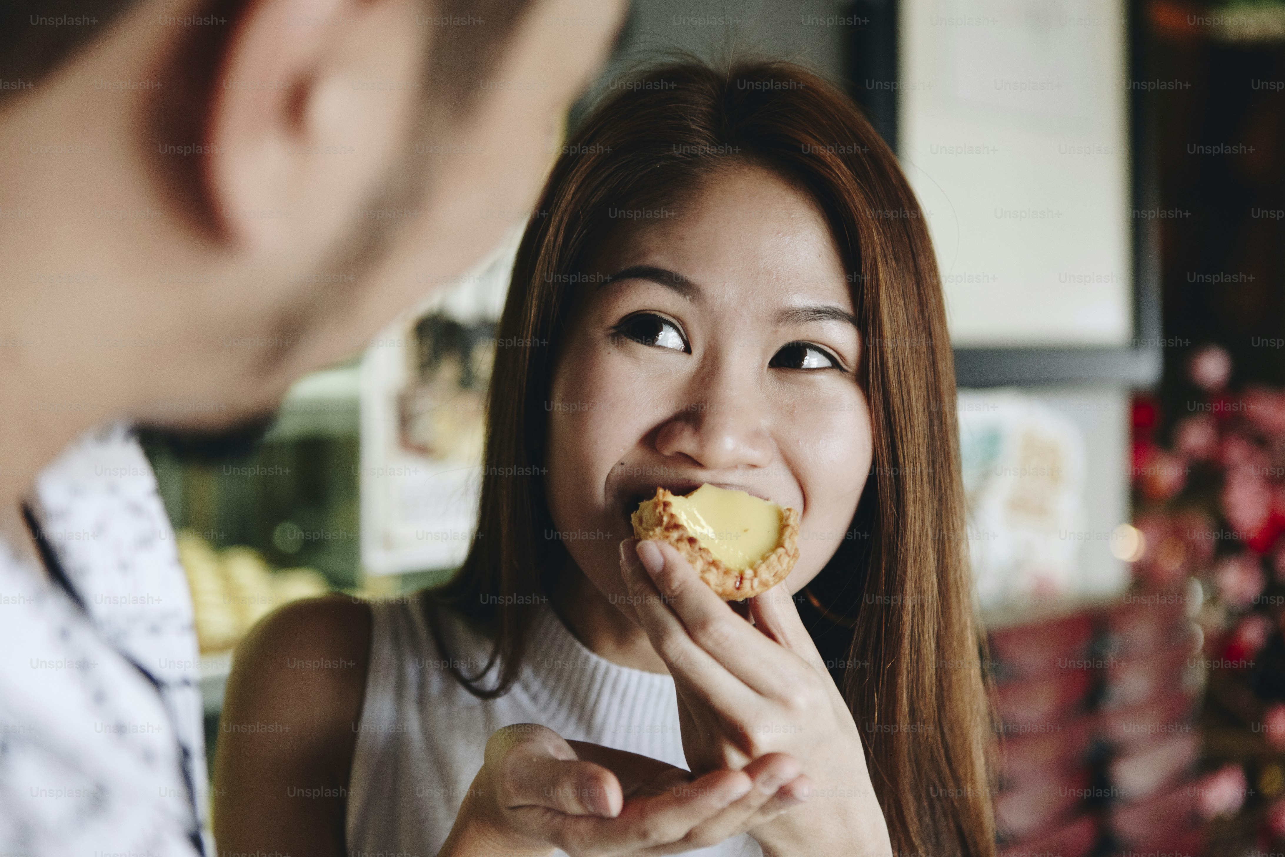 Fille asiatique prenant une bouchée de tarte