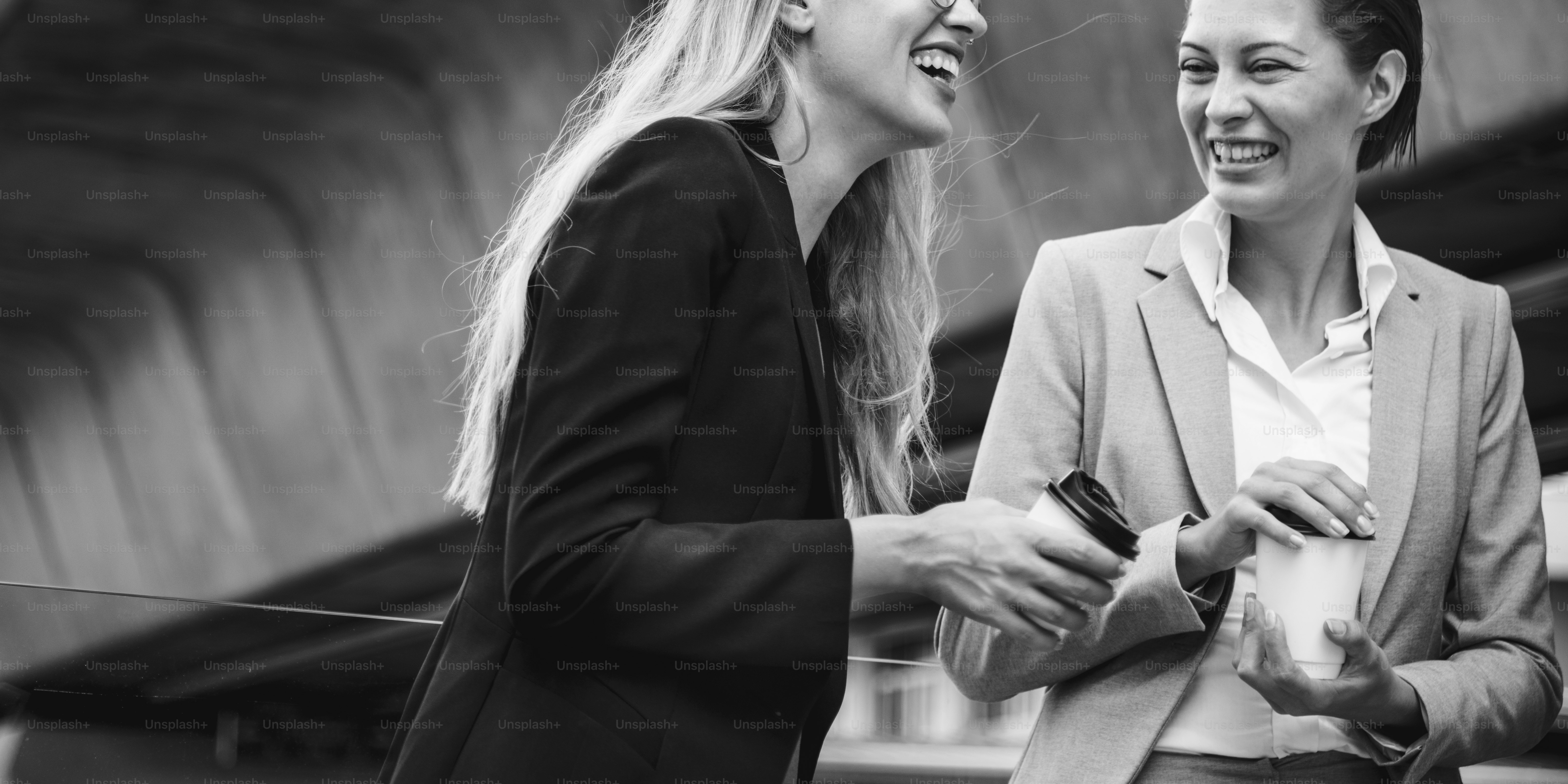 Concepto de conversación de colegas corporativos de empresaria
