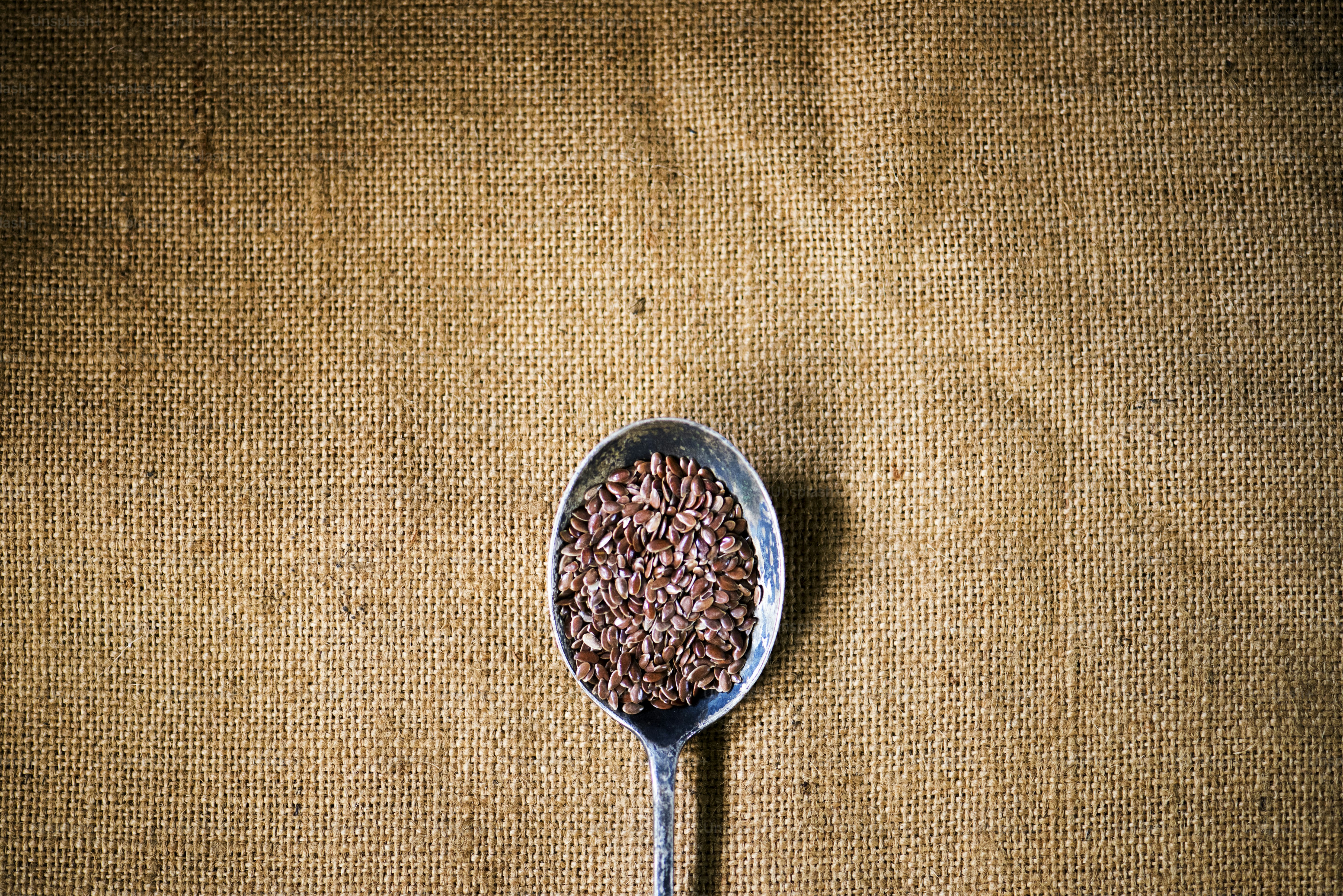 Flex-Samen in Löffel und Sacktuch texturiert
