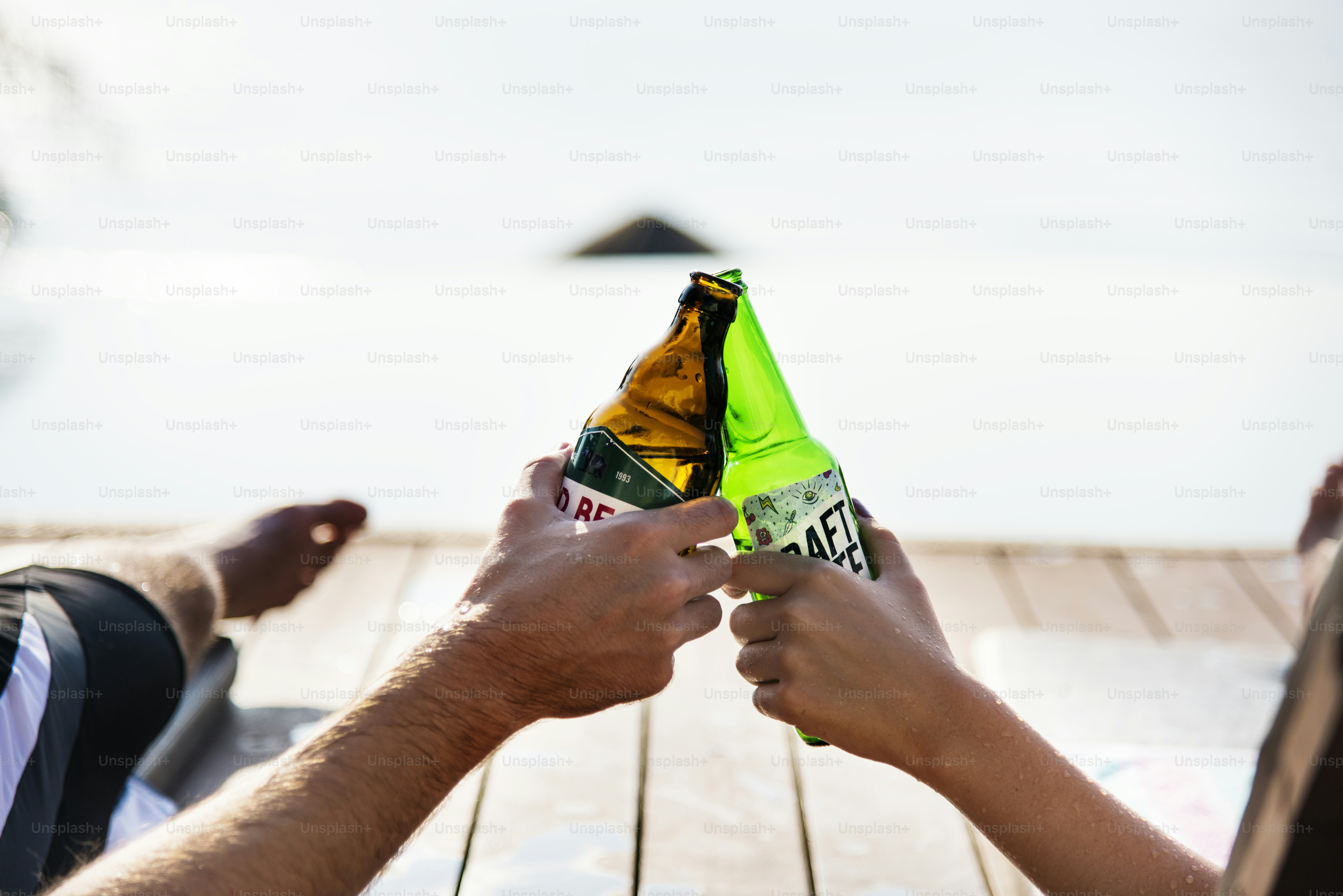 맥주병으로 건배
이 로고는 자체 3D 일반 디자인에서 파생되었습니다. 그들은 저작권 디자인을 침해하지 않습니다.