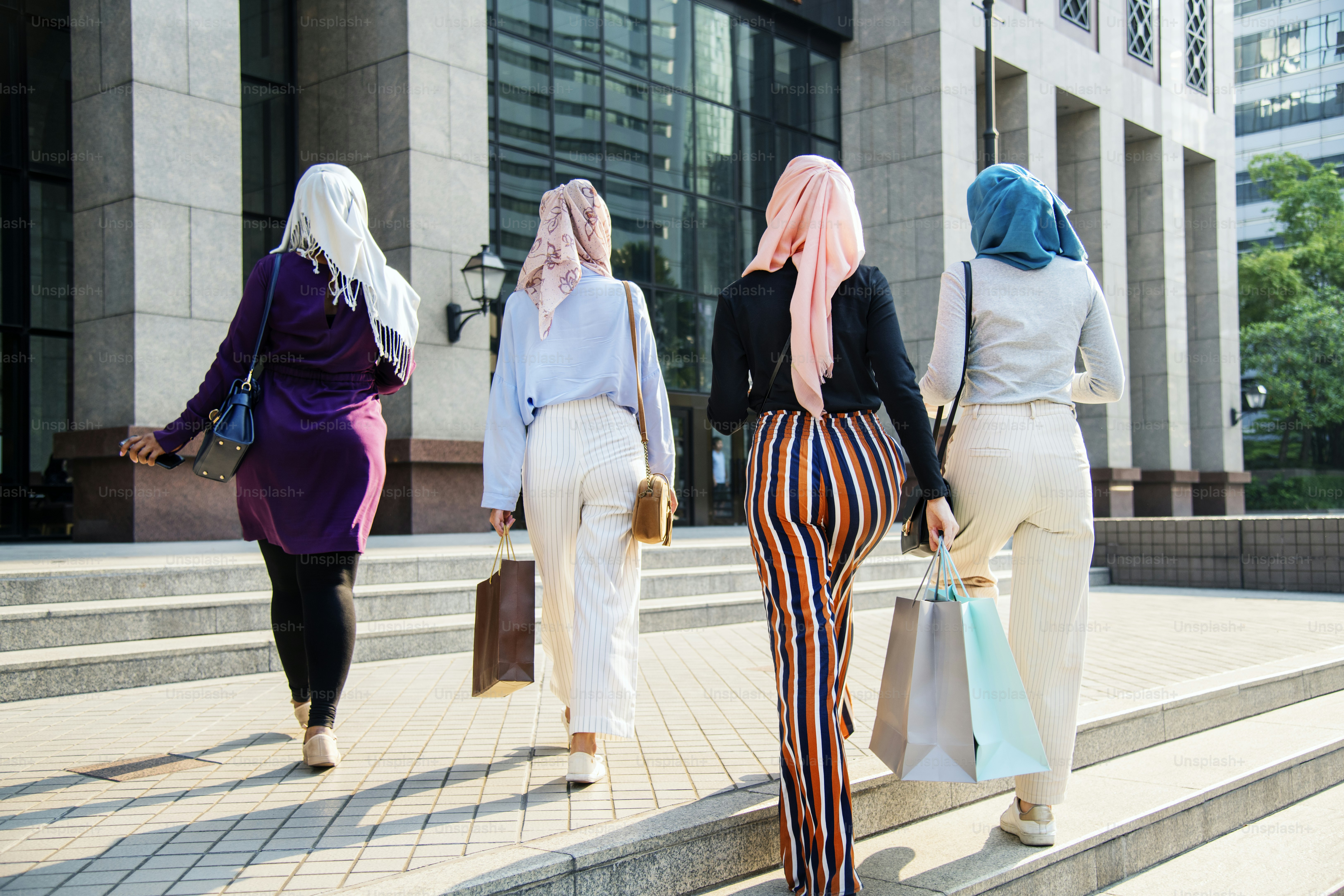 週末に一緒に買い物をするイスラム教の女性の友人たち