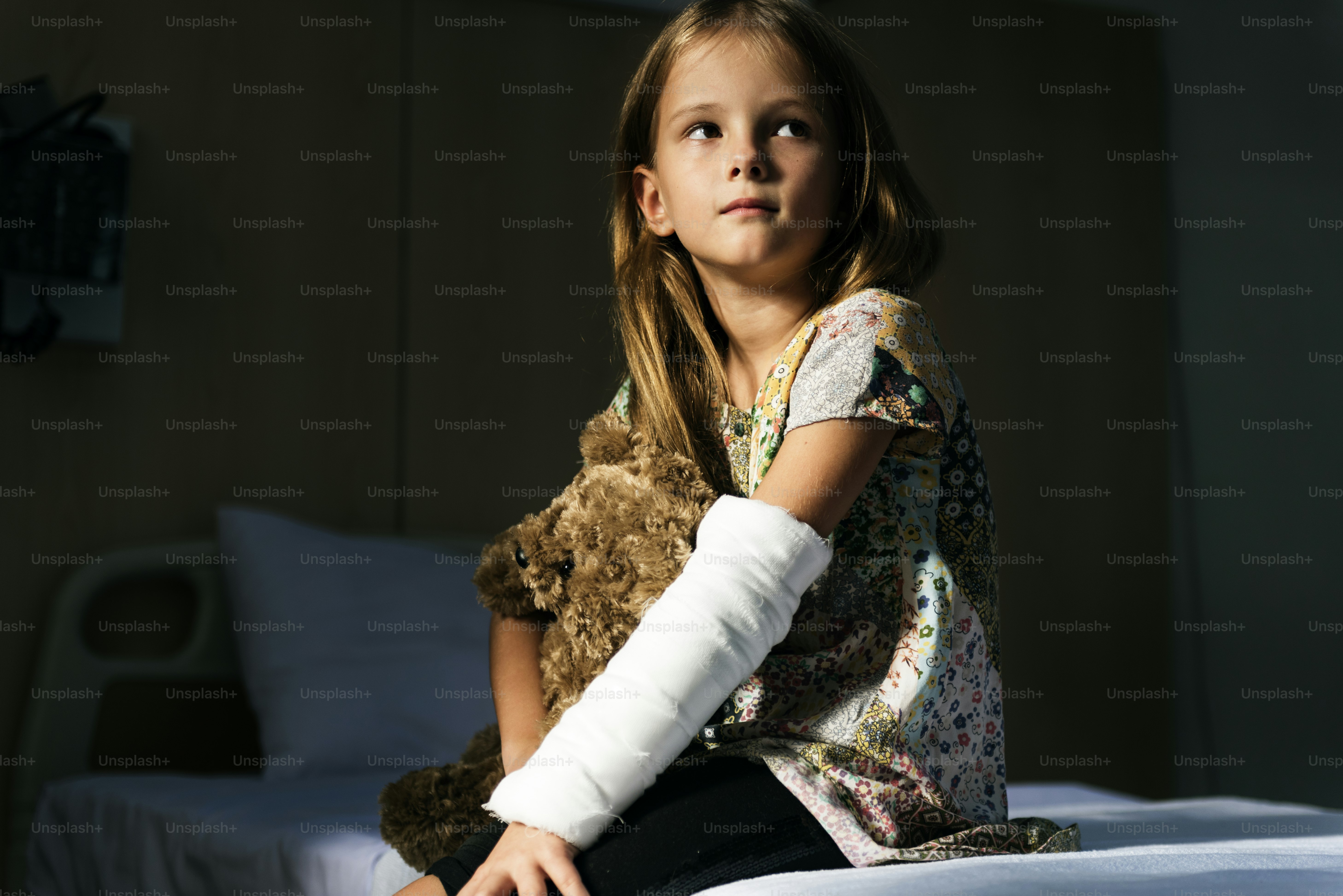 Jeune fille caucasienne avec un bras cassé dans un plâtre