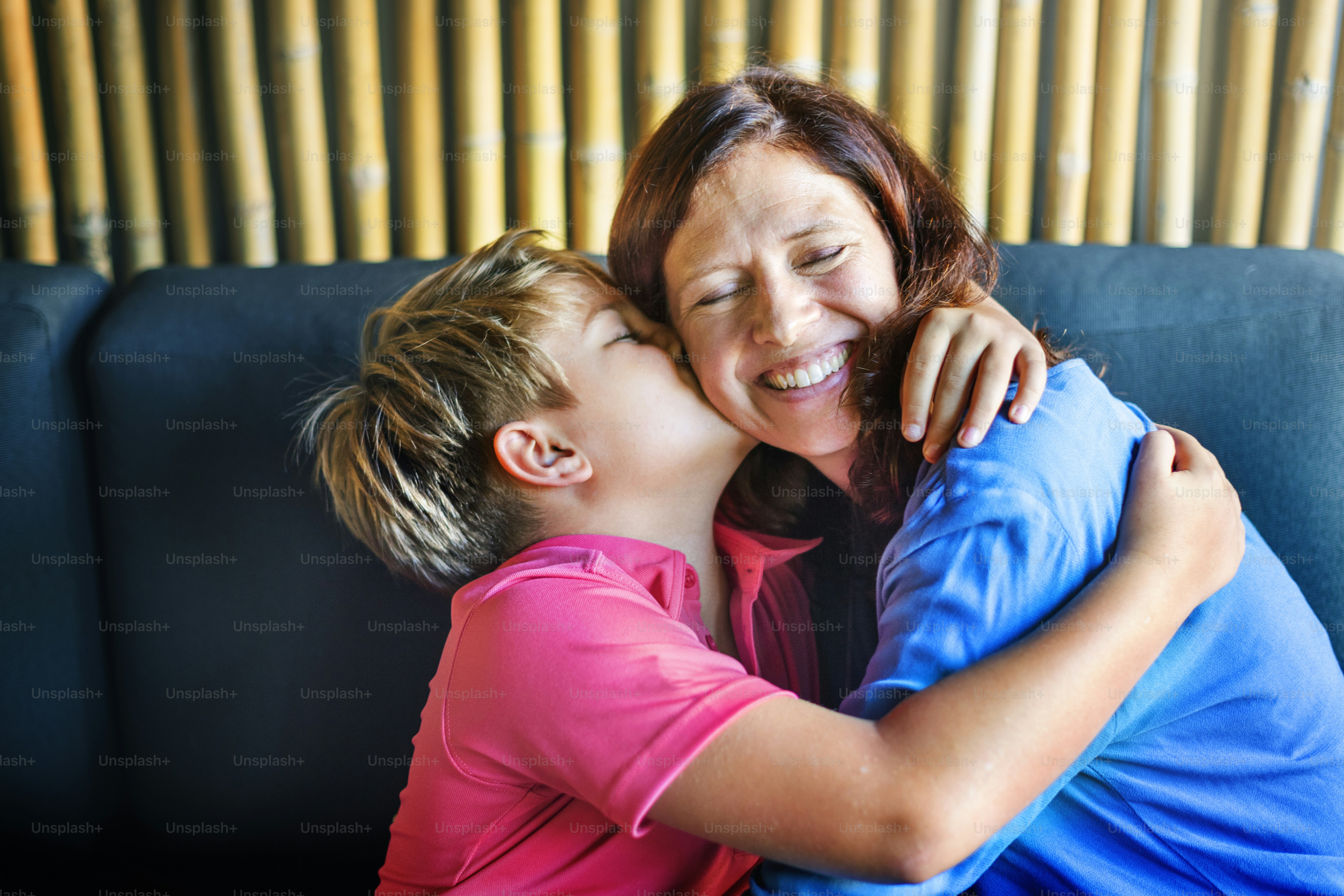 Hijo besando a la madre abrazando concepto de familia foto – Imagen de ...
