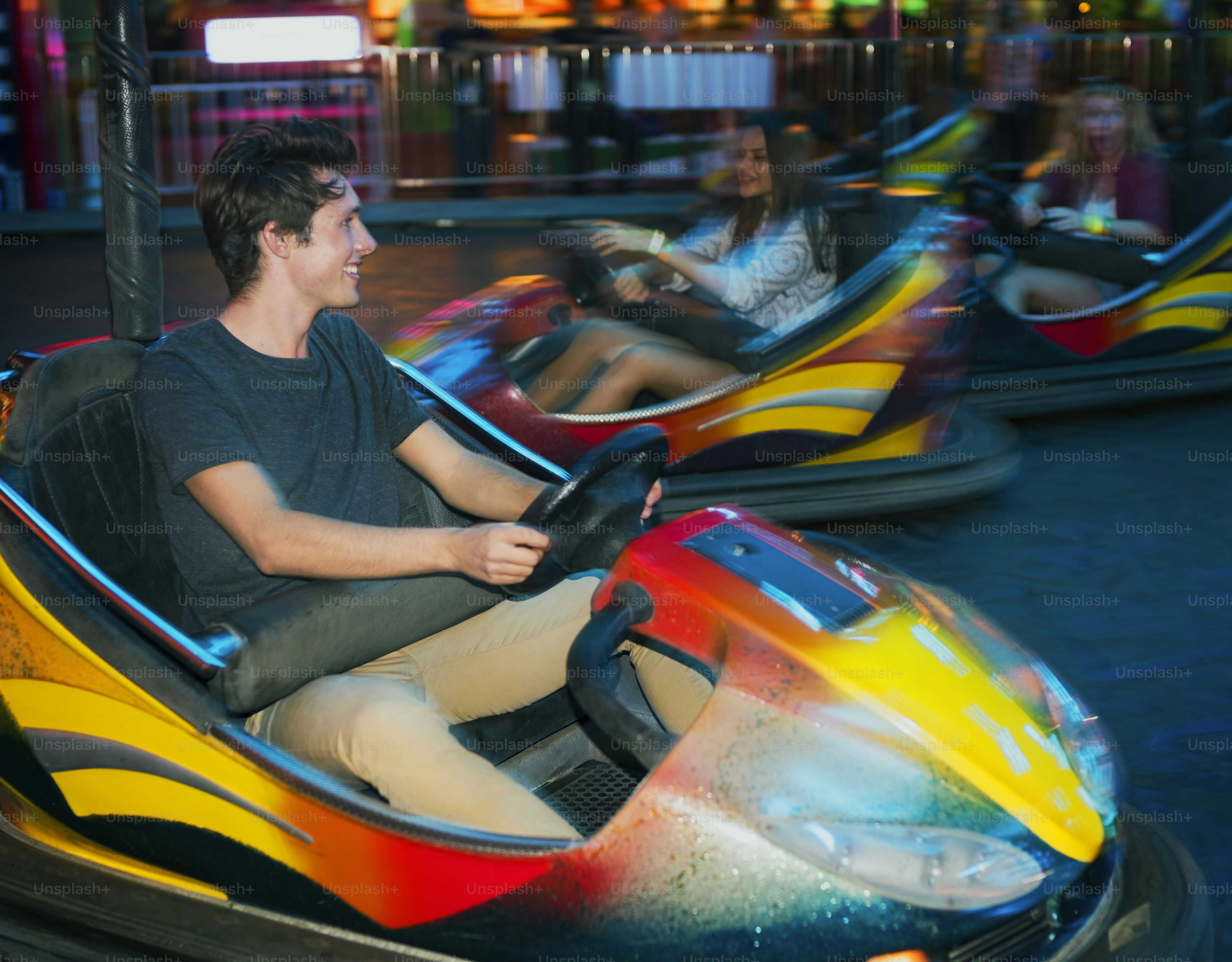 Un groupe d’amis profite du parc d’attractions