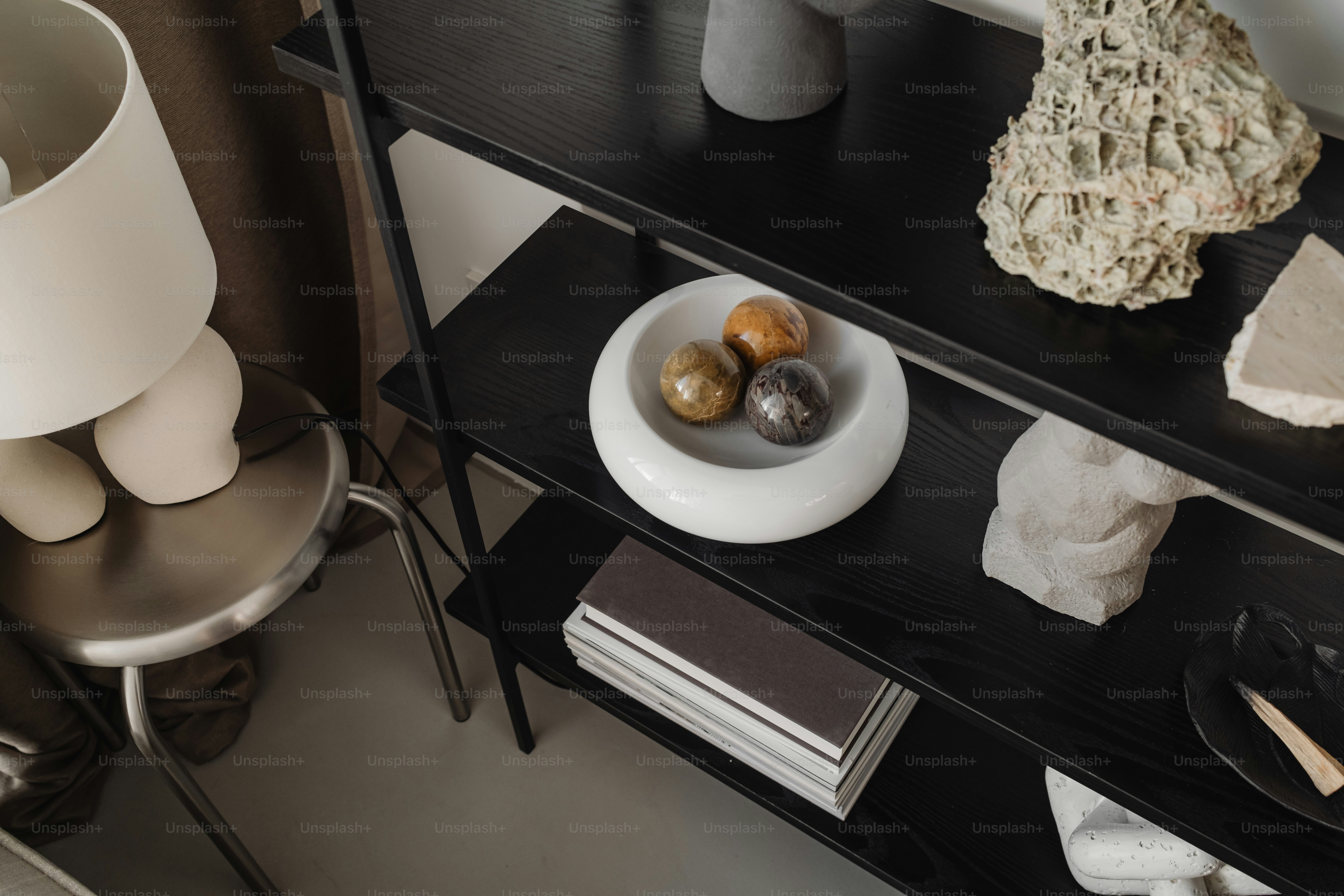 Ein Regal mit einer Obstschale und einer Lampe darauf